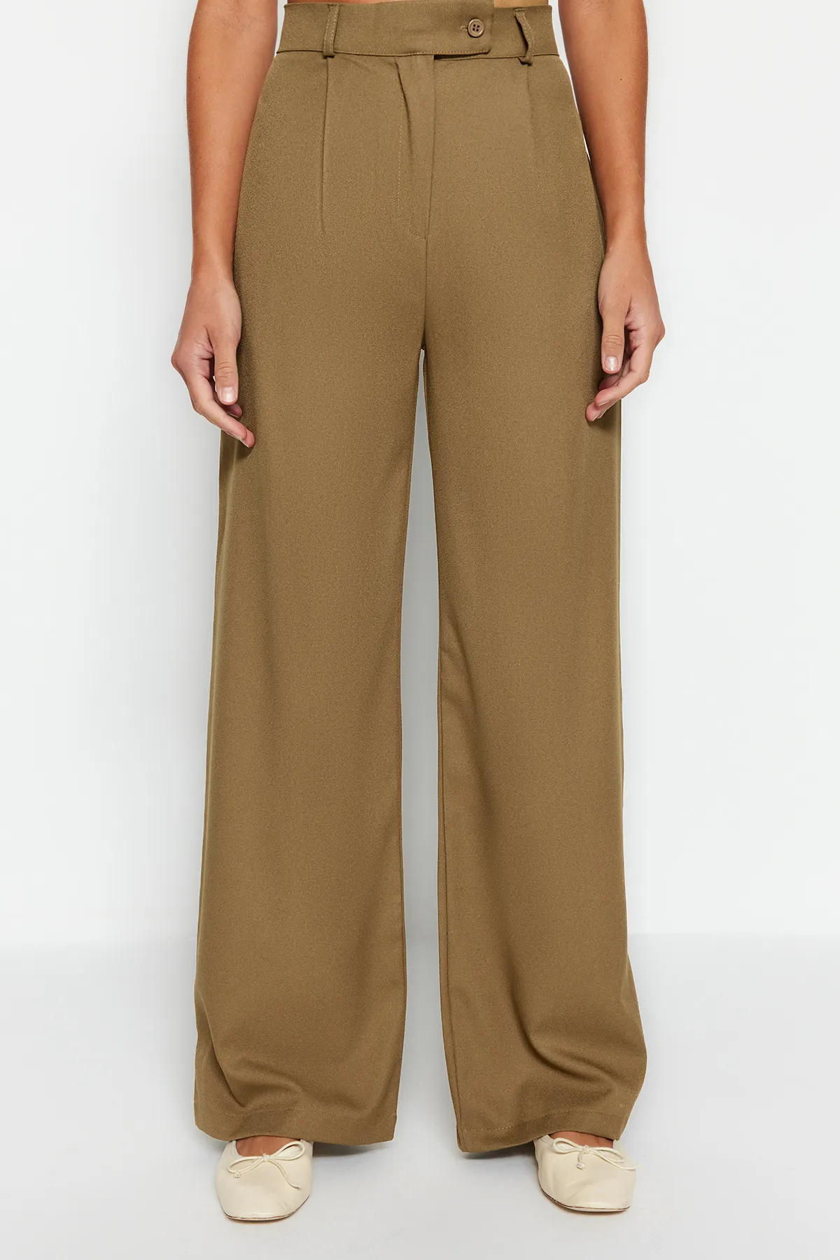 Trendyol Collection  Khakifarbene Hose mit weitem Bein/Webhose mit weitem Bein TWOAW22PL0263