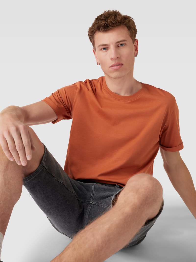 T-Shirt aus Baumwolle mit Label-Detail Modell 'BADGE' in mittelbraun