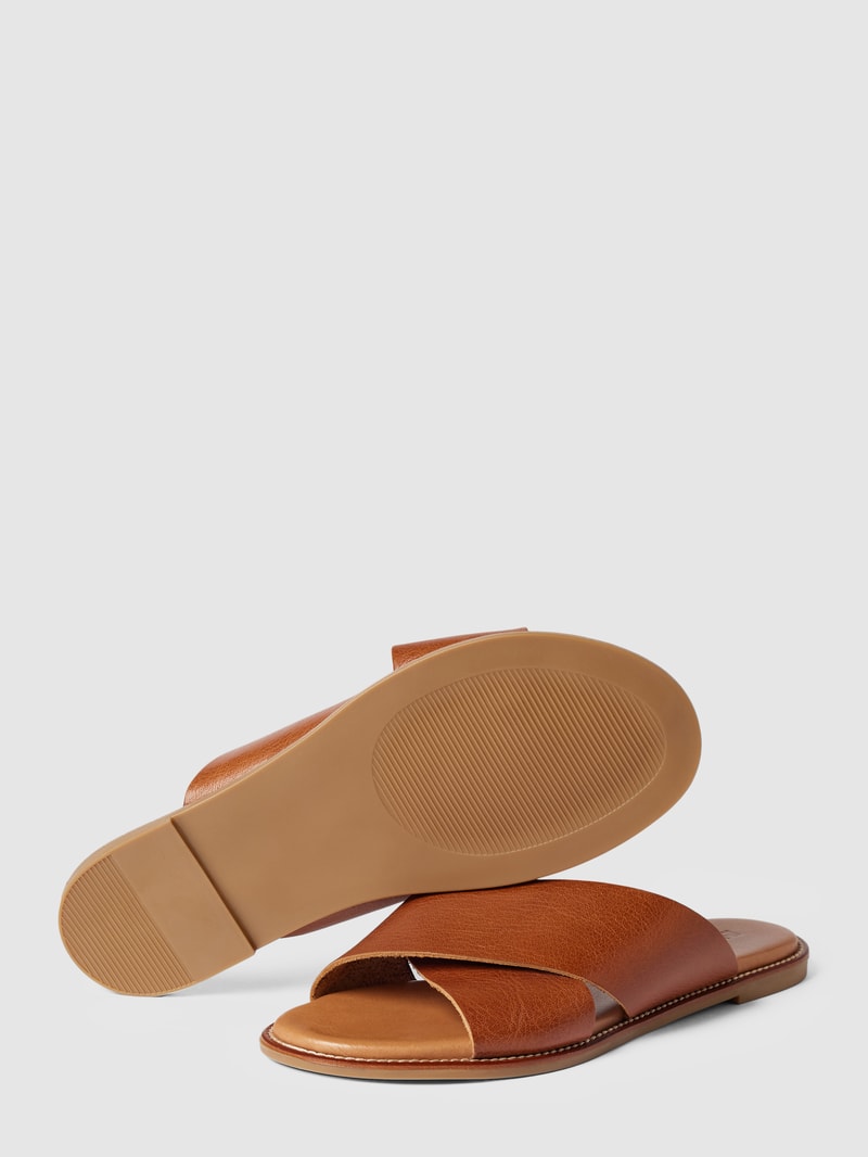 Pantoletten im Metallic-Look in cognac