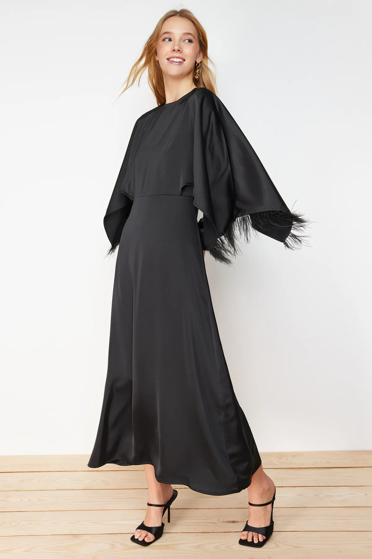 Trendyol Modest  Schwarzes, aus Satin gewebtes Abendkleid mit Manschetten TCTSS24DB00035