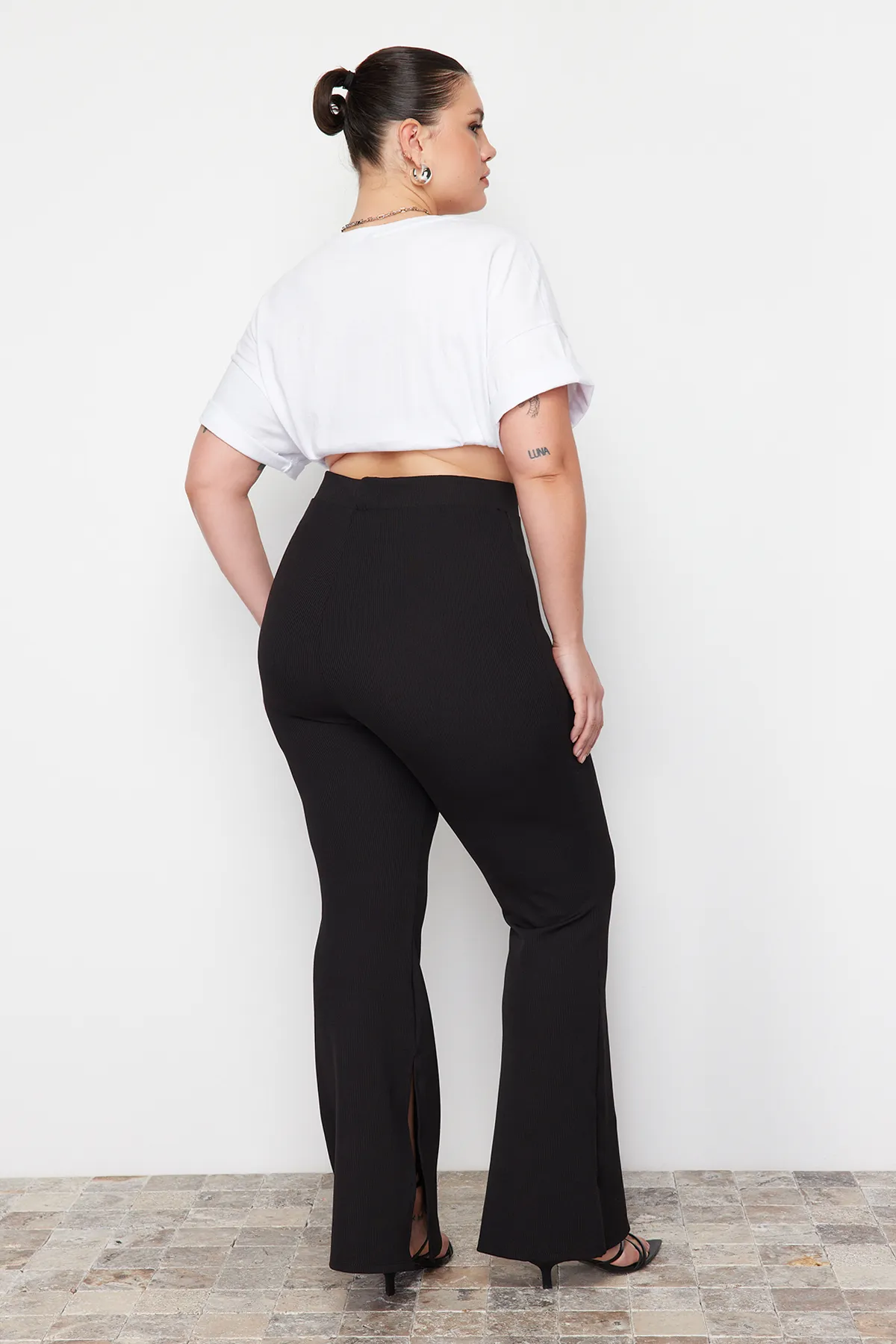 Trendyol Curve  Schwarze spanische Strickhose mit Schlitz TBBAW23AR00030