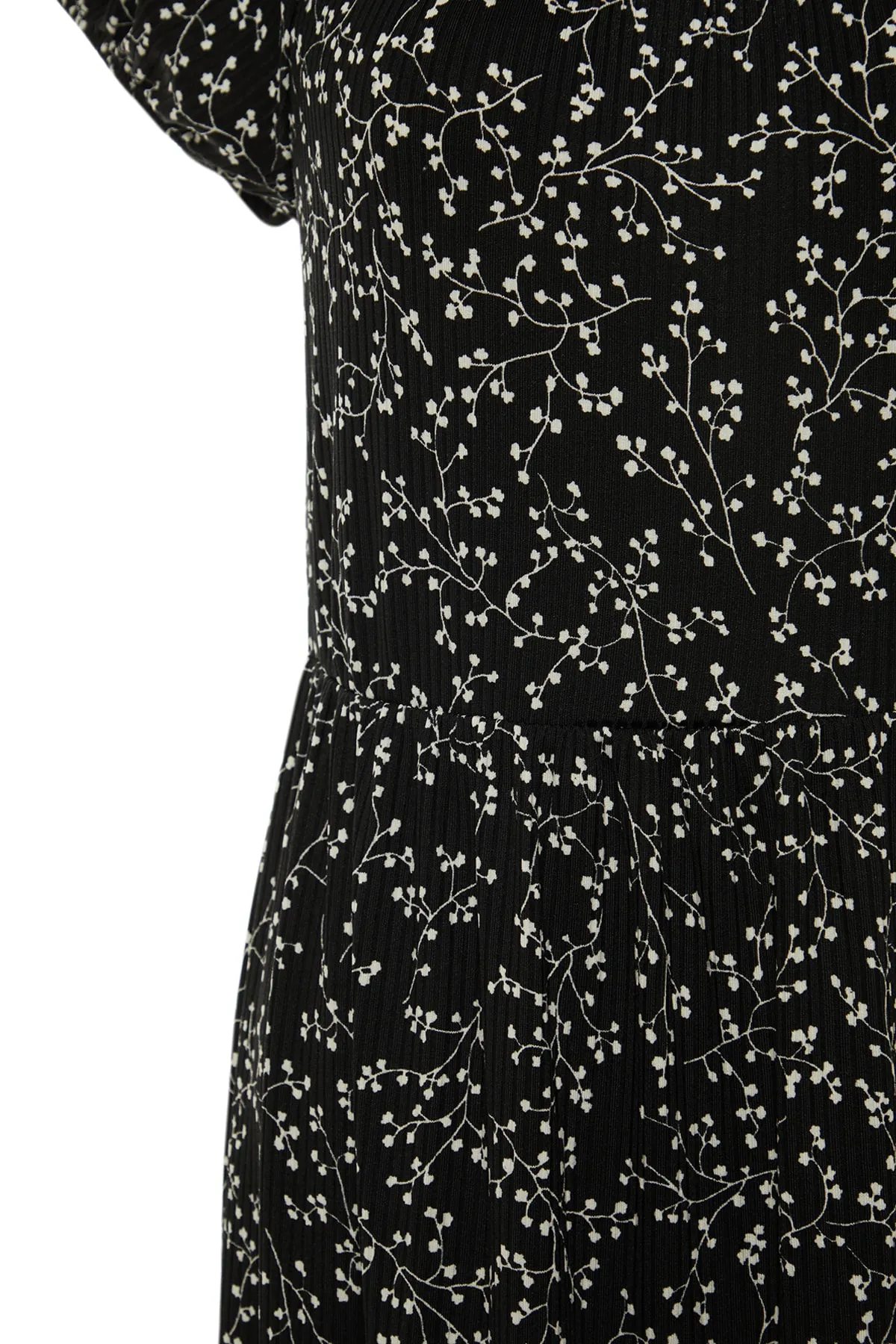 Trendyol Curve  Schwarzes Strickkleid mit Blumenmuster TBBSS22AH00009