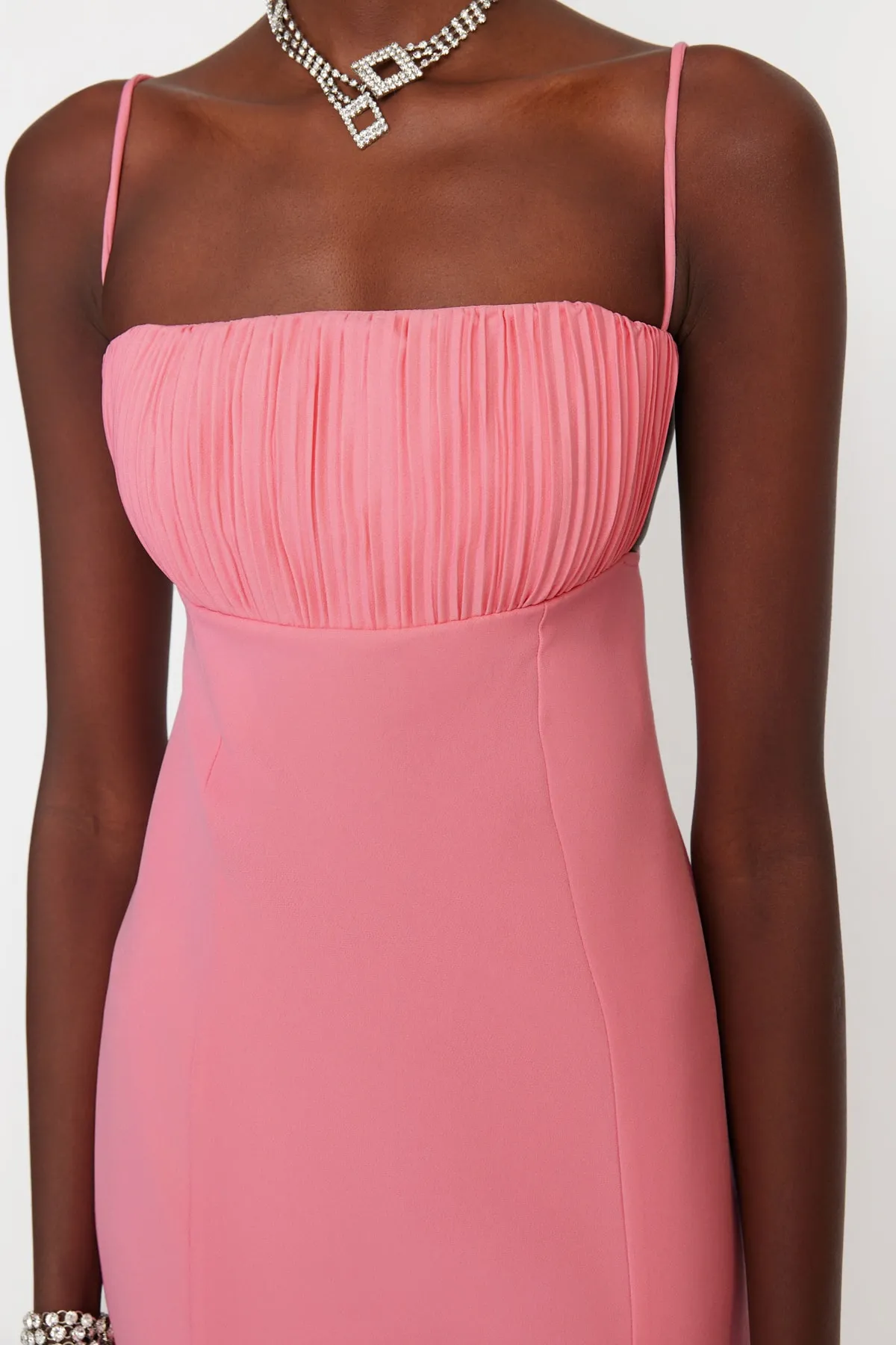 Trendyol Collection  Hellrosa, figurbetontes, gefüttertes Abendkleid aus Webstoff TPRSS22EL3197