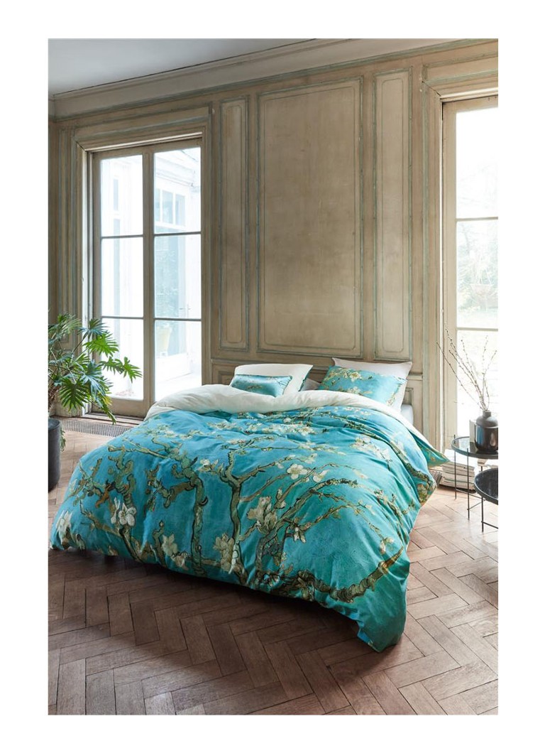 Un set de lenjerie de pat din satin de bumbac cu imprimeu de migdali înfloriți de la Muzeul Van Gogh - inclusiv fețe de pernă.