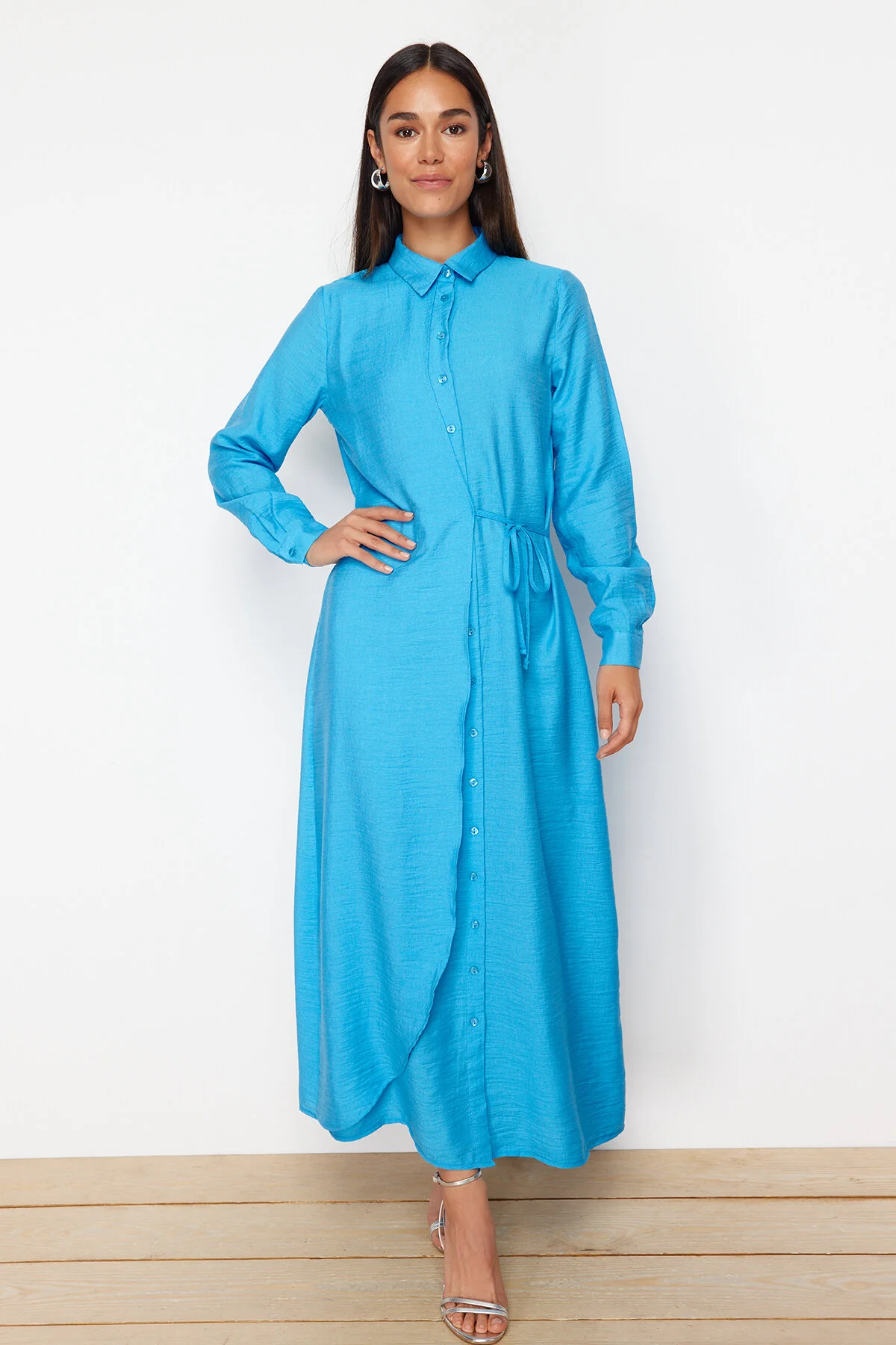 Trendyol Modest  Türkises, seitlich gebundenes, gewebtes Hemdkleid in Leinenoptik TCTSS22EB0025
