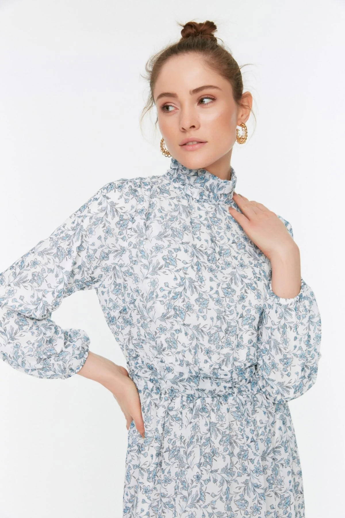 Trendyol Modest  Blaues Blumenkleid mit hohem Kragen und detailliertem, gefüttertem Chiffongewebe TCTSS22EB0032