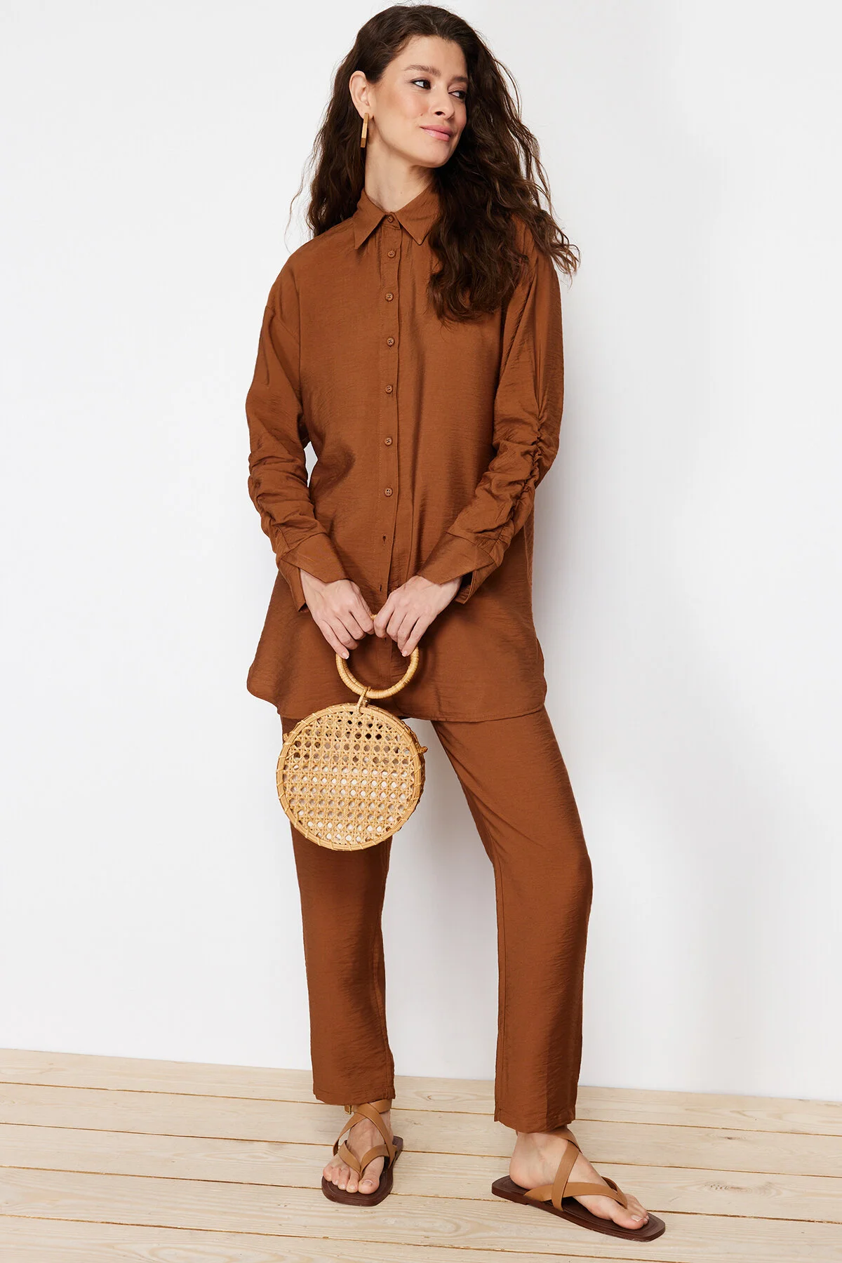 Trendyol Modest  Anzug mit braunen Ärmeln, gerafftem Aerobin-Hemd und gewebter Unterseite oben TCTSS24US00036