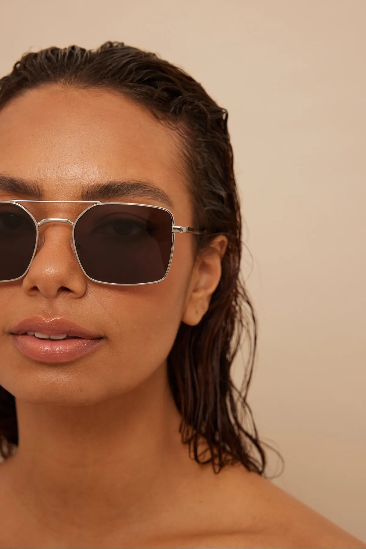 NA-KD  Sonnenbrille mit breitem Drahtgestell
