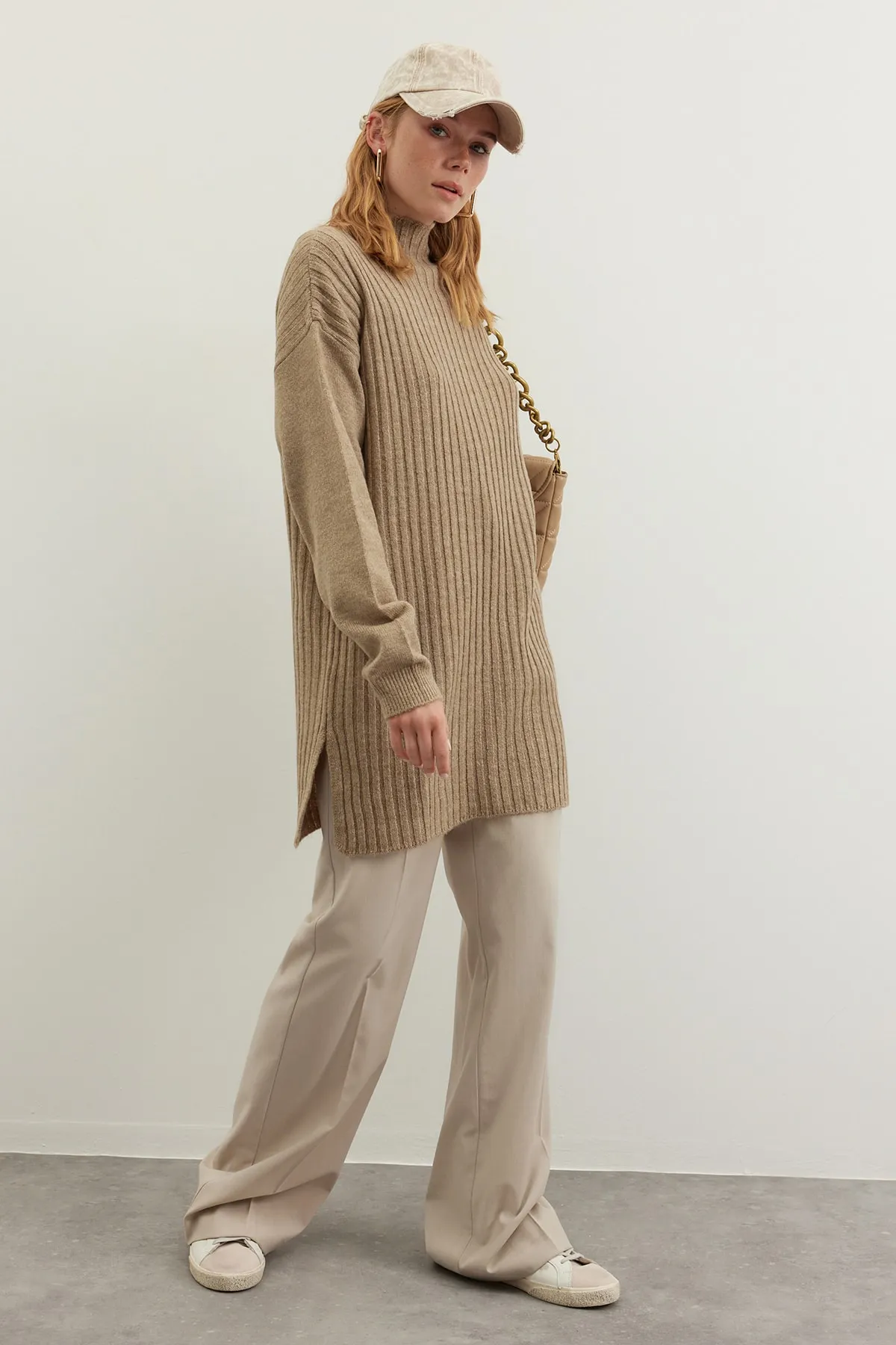 Trendyol Modest  Nerzfarbener Cord-Strickpullover mit hohem Kragen TCTAW24AK00013