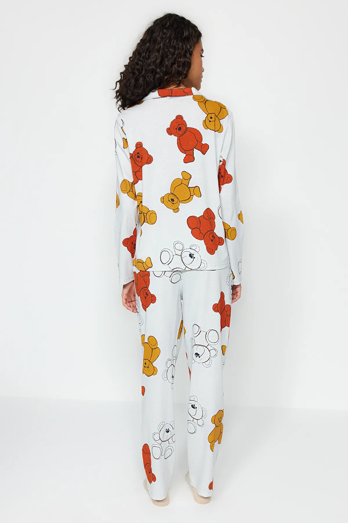 Trendyol Collection  Graues Pyjama-Set aus Hemd und Hose aus 100 % Baumwolle mit Teddybär-Muster THMAW24PT00002
