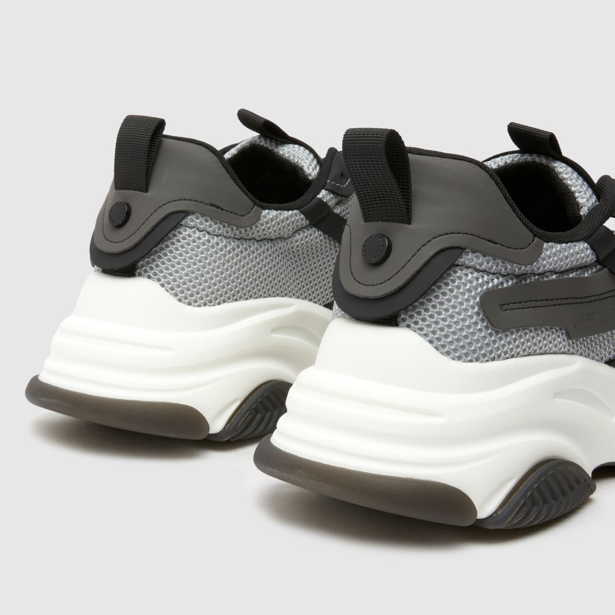 A Steve Madden sötétszürke cipőket is árul.