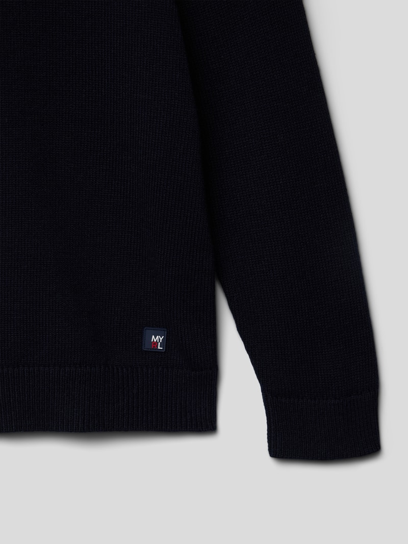 Strickpullover mit Label-Patch in marineblau