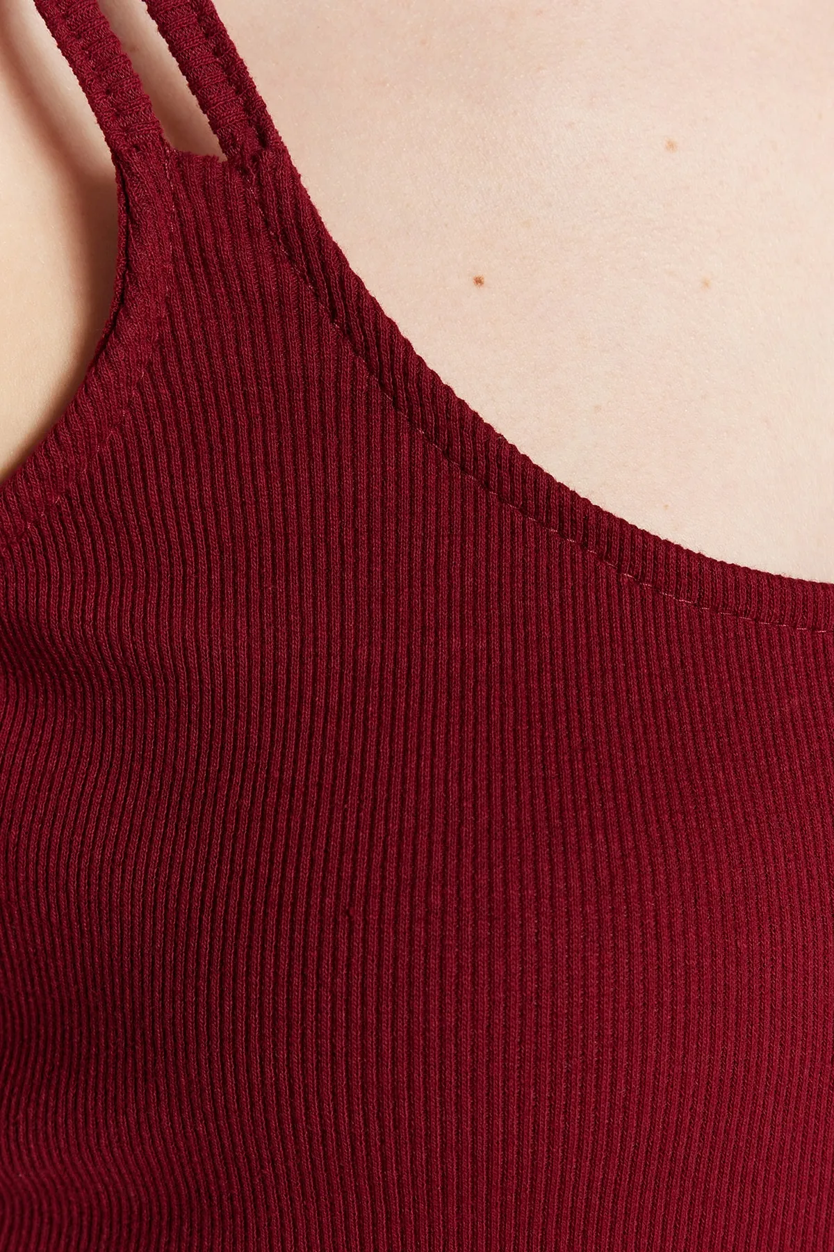 Trendyol Collection  Burgunderrotes, geripptes, flexibles Midi-Strickkleid mit doppelten Trägern und Trägern TWOSS22EL2452