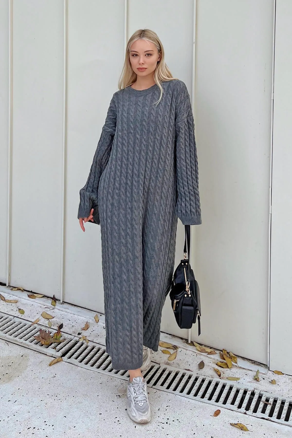 Swist  Geräuchertes Rundhals-Midikleid aus geflochtener Strickware für Damen