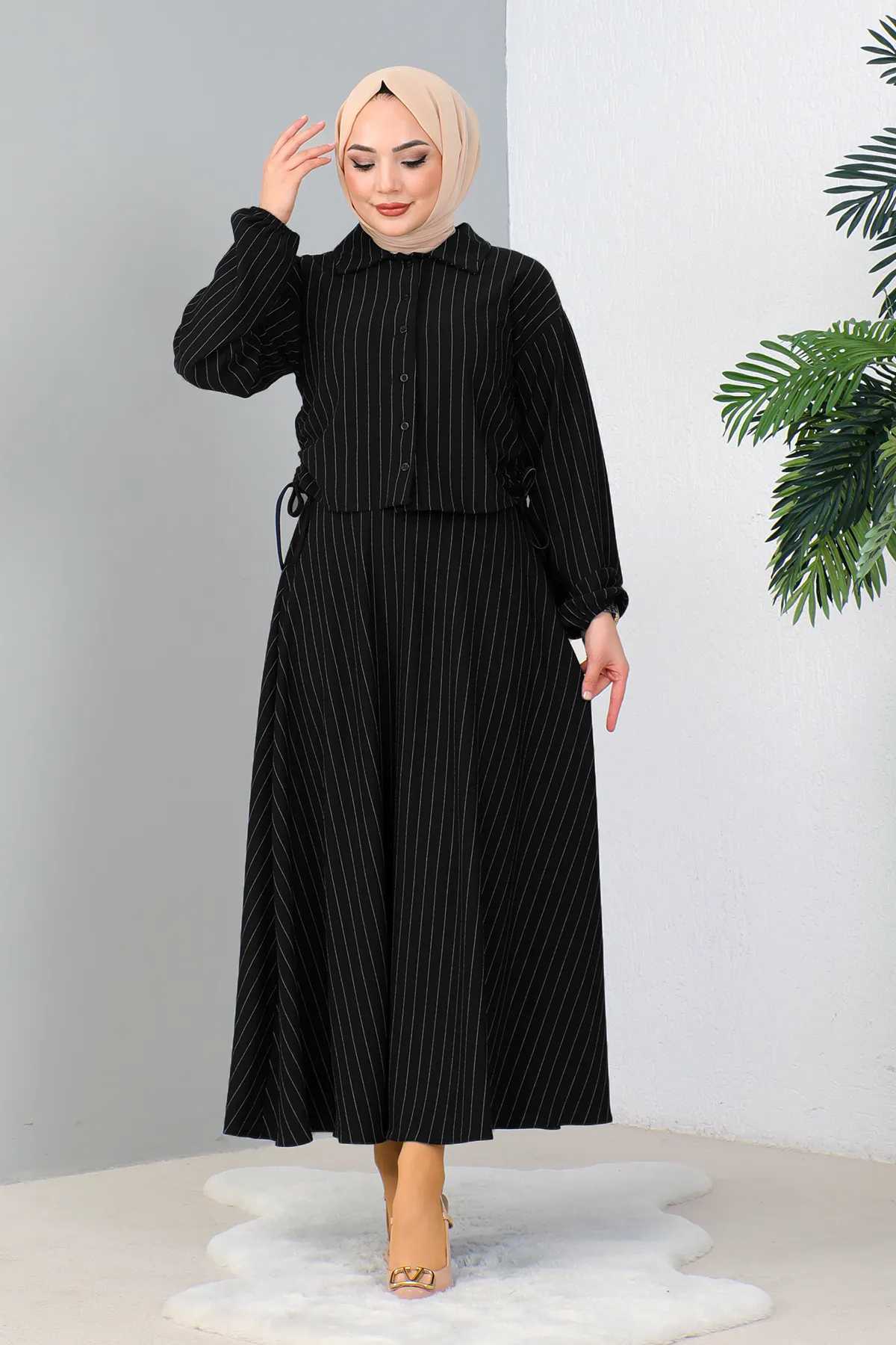 MODAQU  Schwarzes Set aus Hemd und Rock – seitlich gerafft