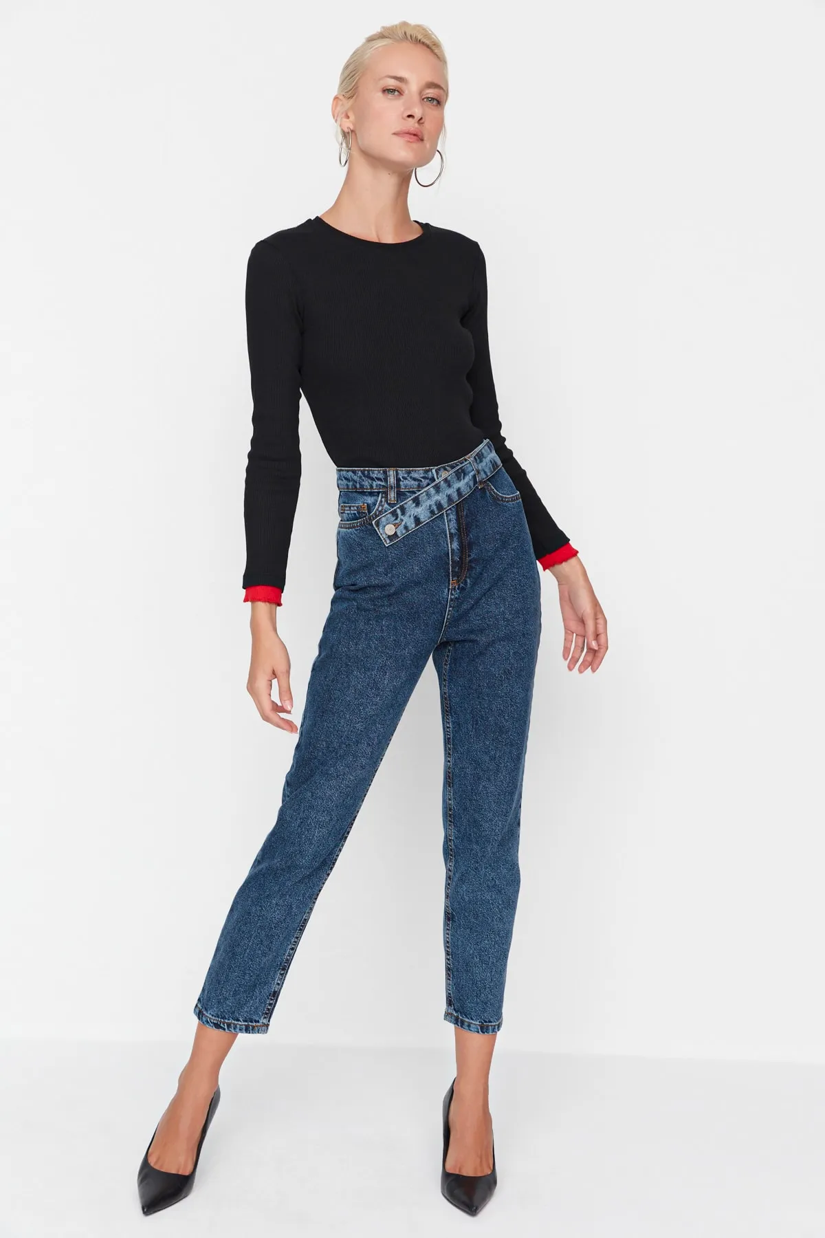 Trendyol Collection  Mom-Jeans mit hoher Taille und marineblauem Taillendetail