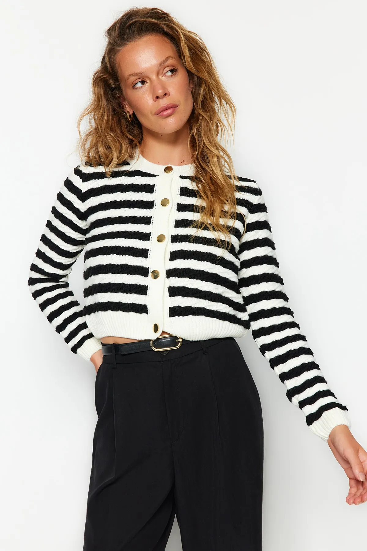 Trendyol Collection  Ecrufarbene, kurze Strickjacke mit Streifenmuster TWOAW24HI00293