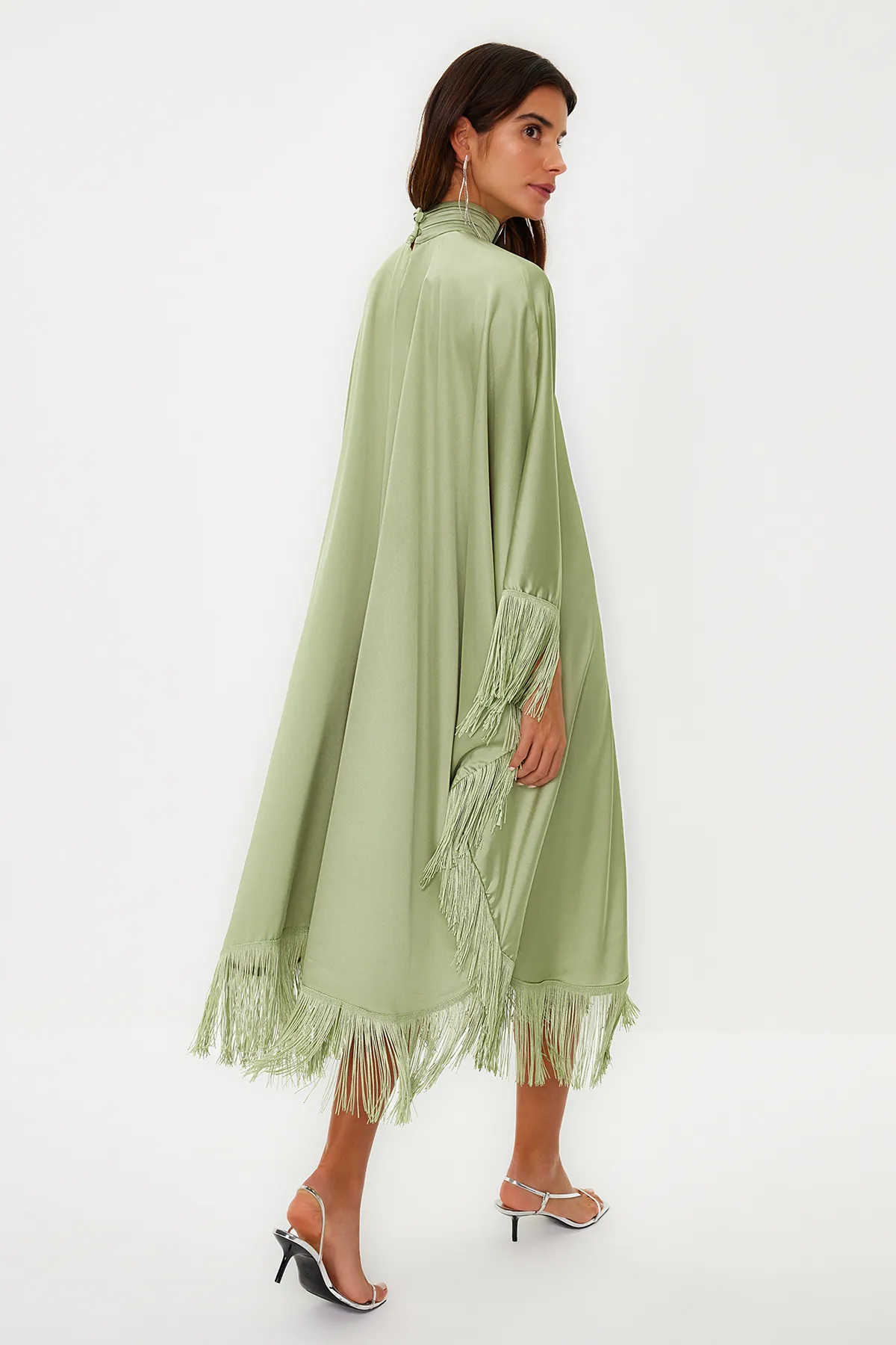 Trendyol Modest  Khakifarbenes Kaftan-Abendkleid aus Satin mit Quasten und Details TCTSS24DB00038