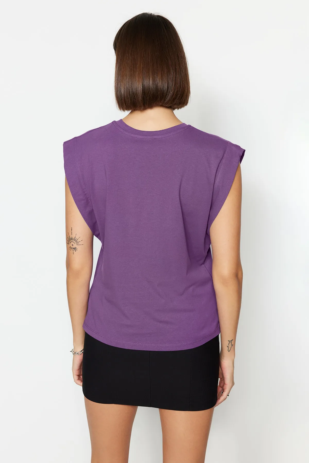 Trendyol Collection  Dunkellila Basic-Strick-T-Shirt mit Rundhalsausschnitt aus 100 % Baumwollwatte TWOSS20TS0021