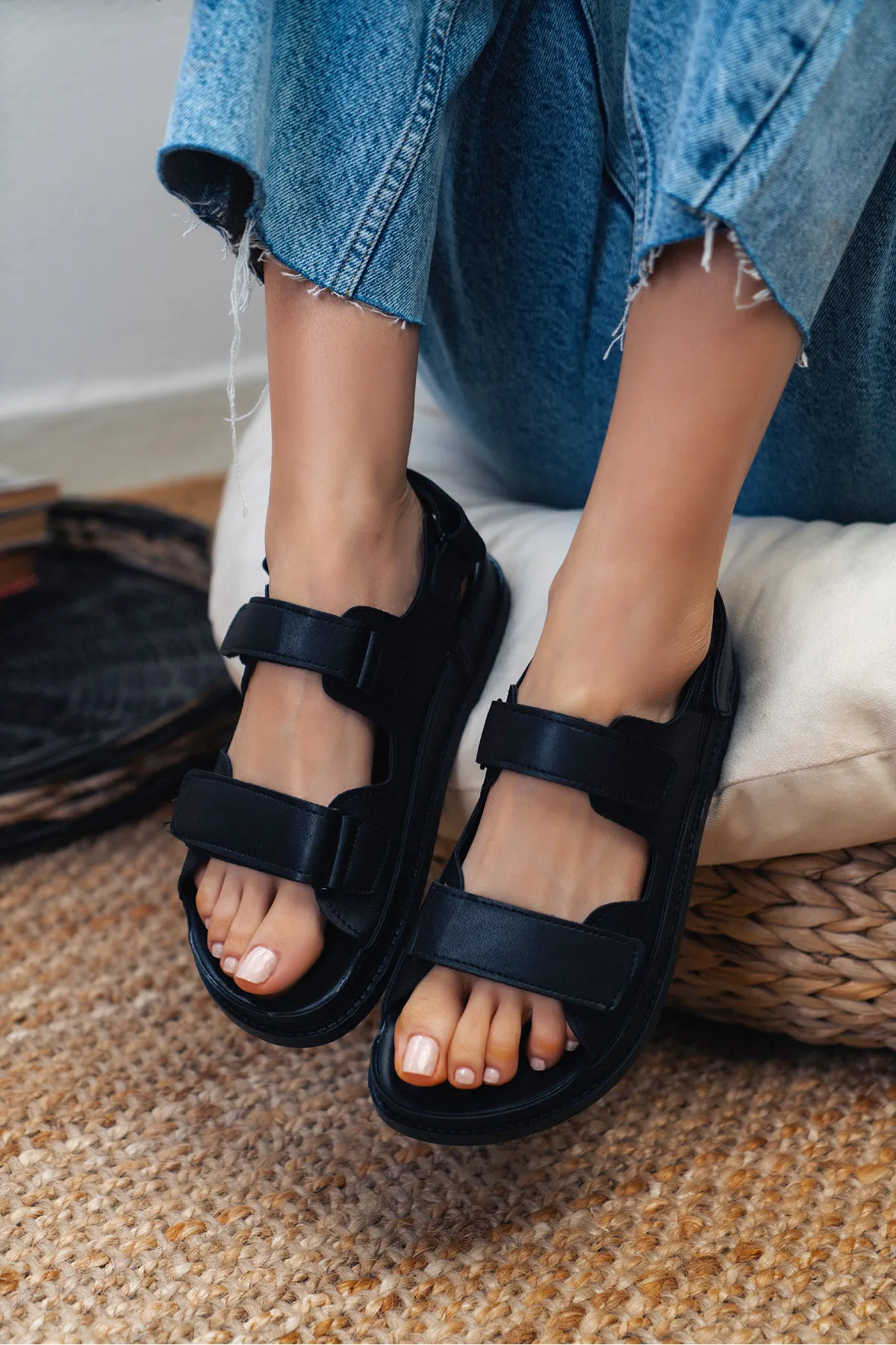 NİŞANTAŞI SHOES  Julia Black Matte Damen-Sandalen mit Klettverschluss und flacher Sohle