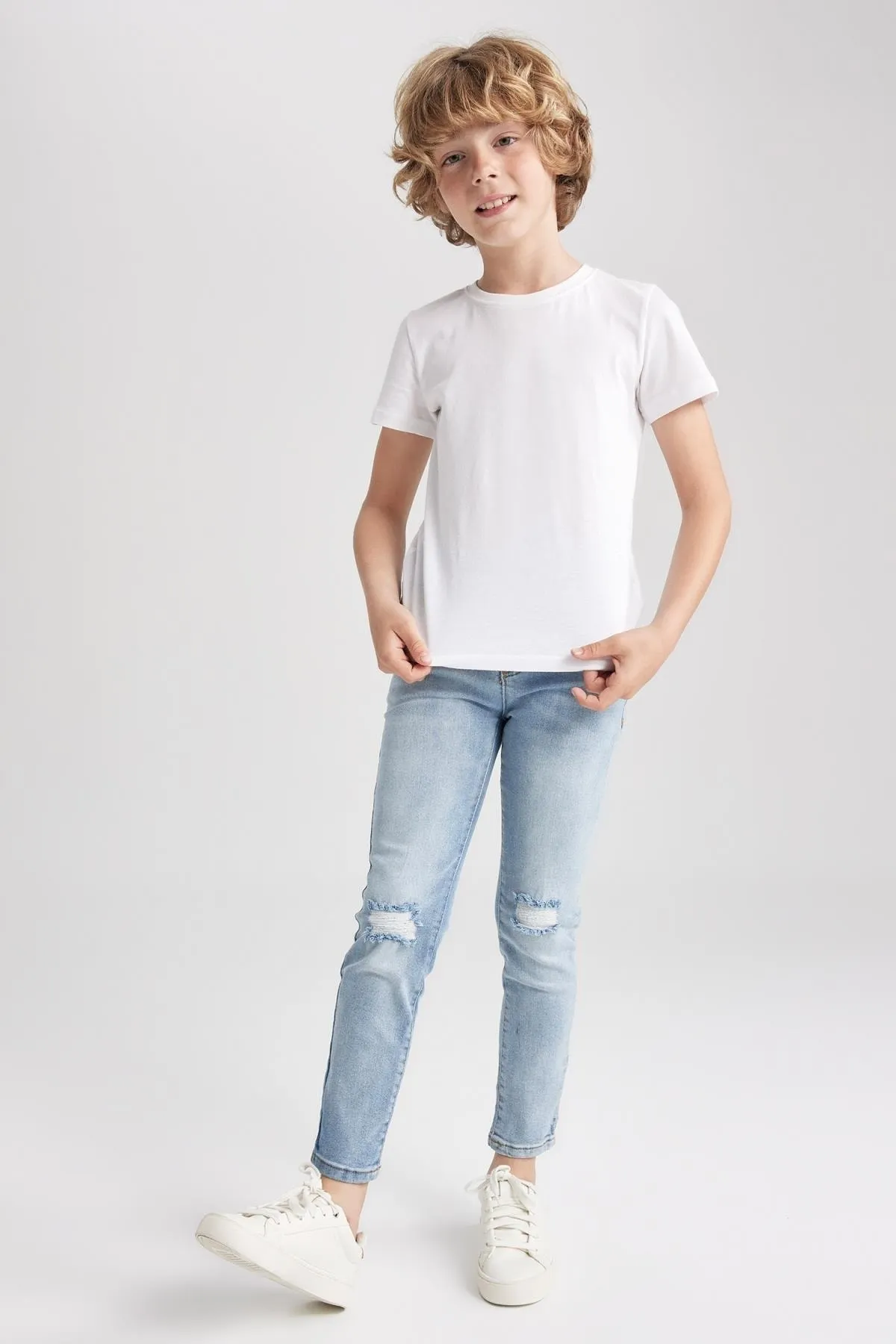 DeFacto  Slim Fit Jeanshose für Jungen mit zerrissenem Detail und geradem Bein Z1599a623sm