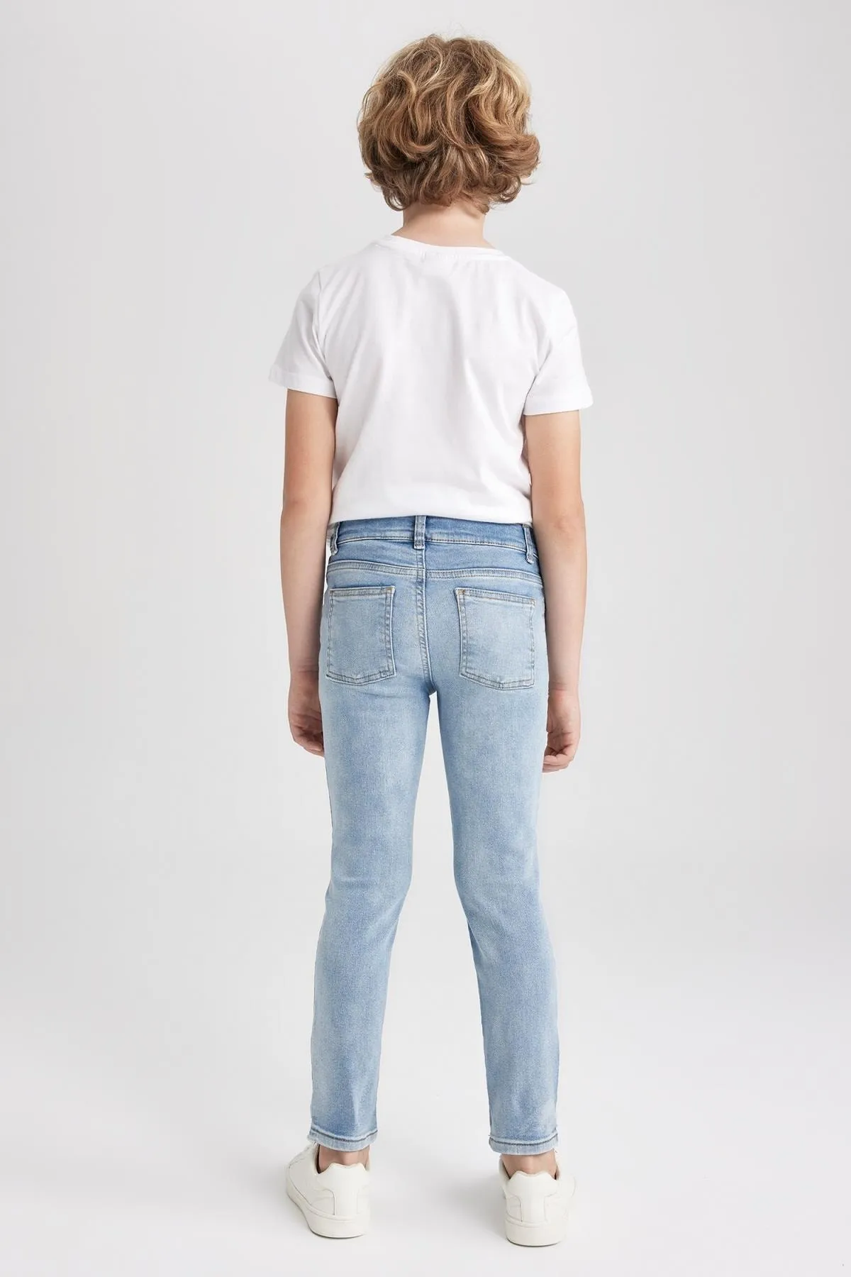 DeFacto  Slim Fit Jeanshose für Jungen mit zerrissenem Detail und geradem Bein Z1599a623sm