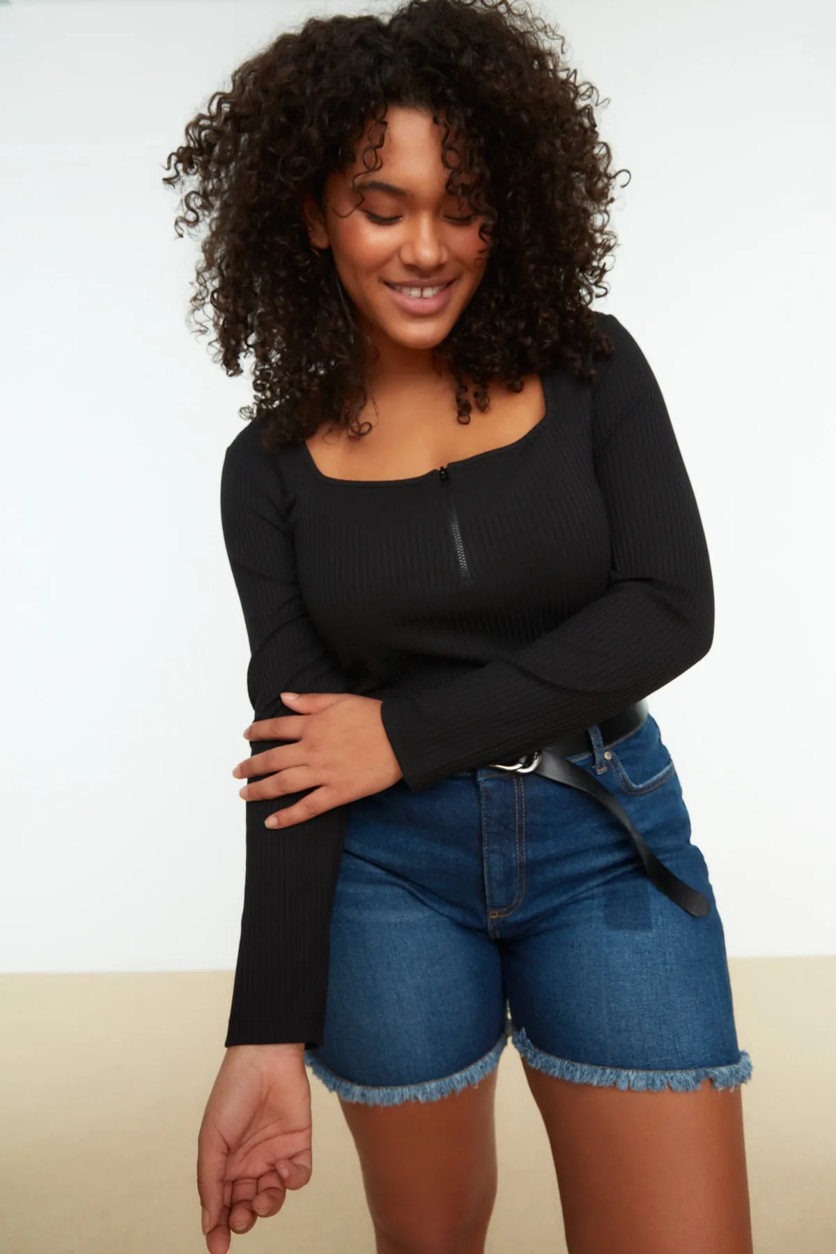 Trendyol Curve  Schwarze Strickbluse mit quadratischem Kragen und Reißverschluss TBBSS22AF0027