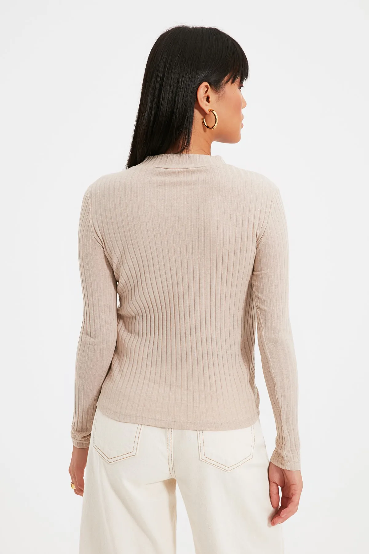 Trendyol Collection  Beigefarbene, gerippte, flexible Slim-Fit-Strickbluse mit hohem Kragen TWOAW20BZ0200