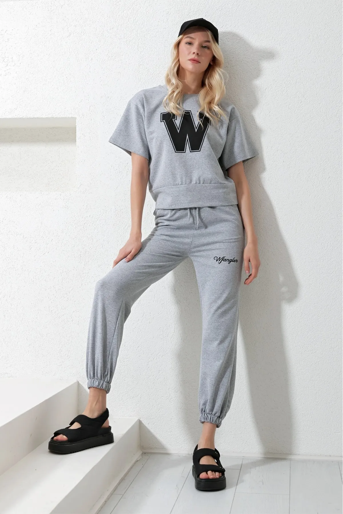 Trend Alaçatı Stili  Graues Trainingsanzug-Set mit Aufdruck für Damen ALC-X5889