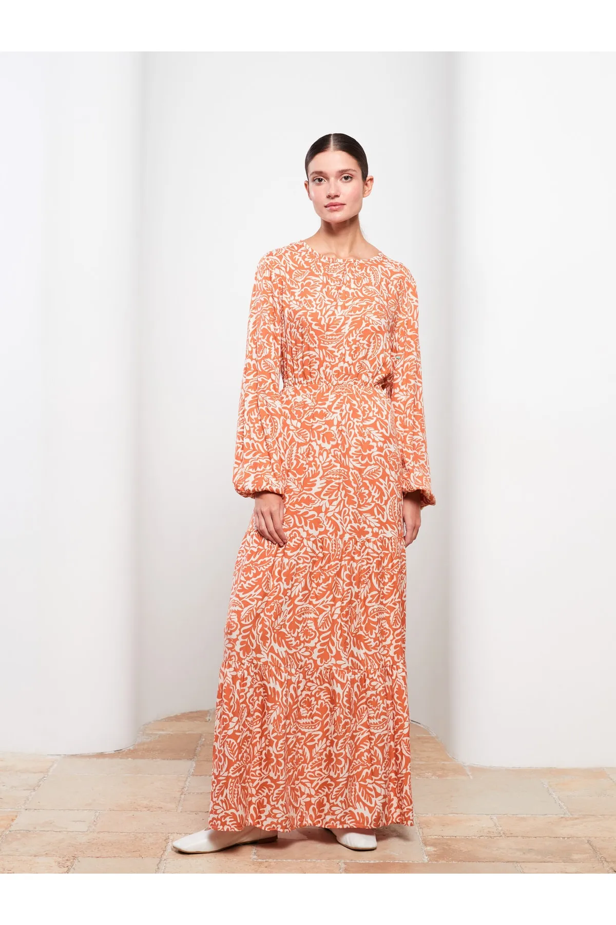 LC Waikiki  Gemustertes Damenkleid aus Viskose mit langen Ärmeln und Rundhalsausschnitt