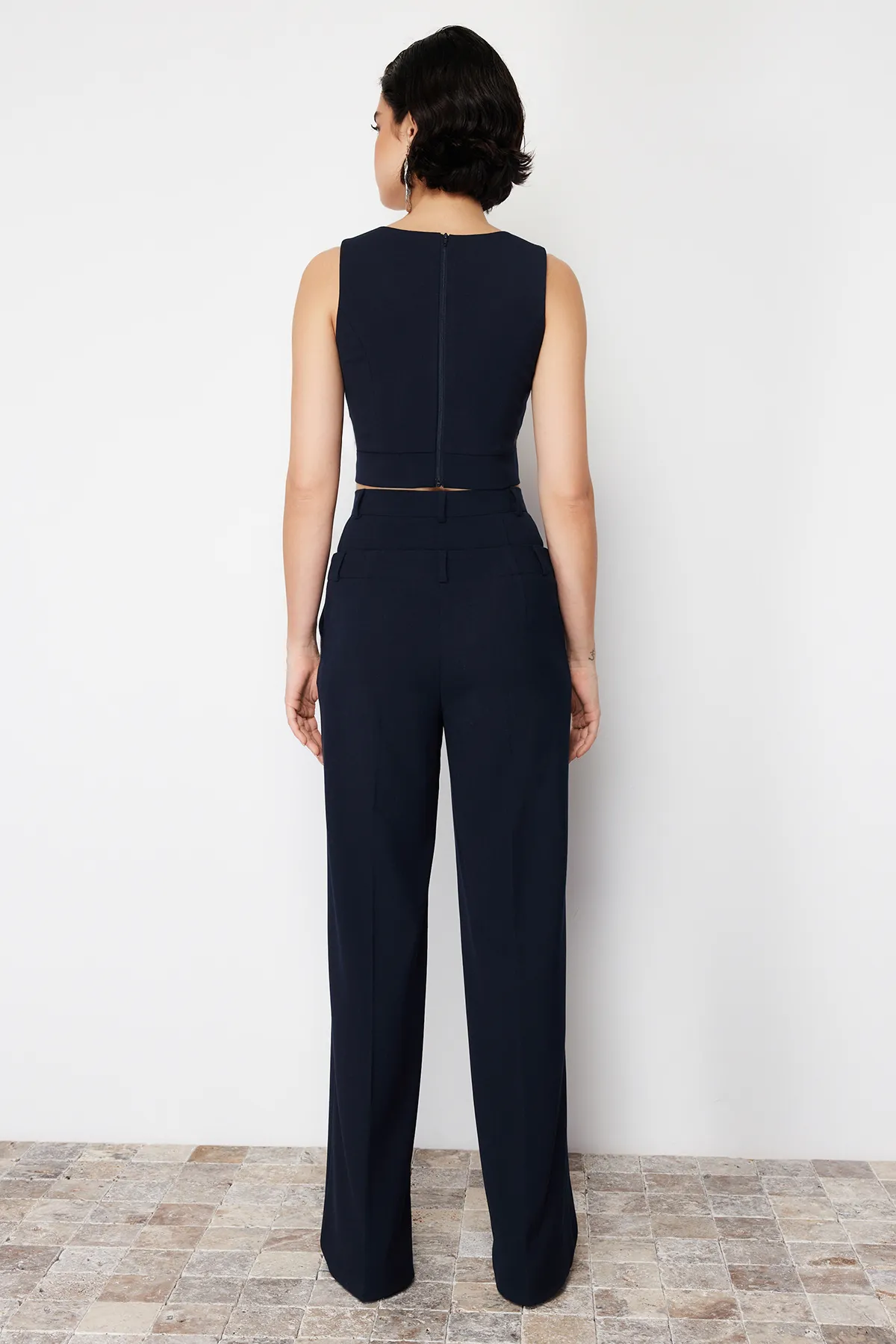 Trendyol Collection  Marineblaue gerade/gerade geschnittene Polyviscon-Taillen-Webhose mit detaillierten Details TWOSS24PL00078