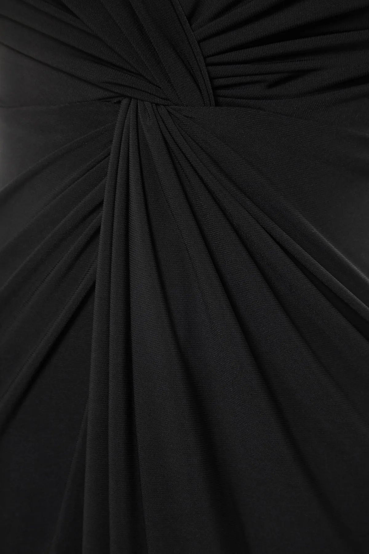 Trendyol Curve  Schwarzes, gestricktes, drapiertes, detailliertes Abendkleid TBSSS22AD00000