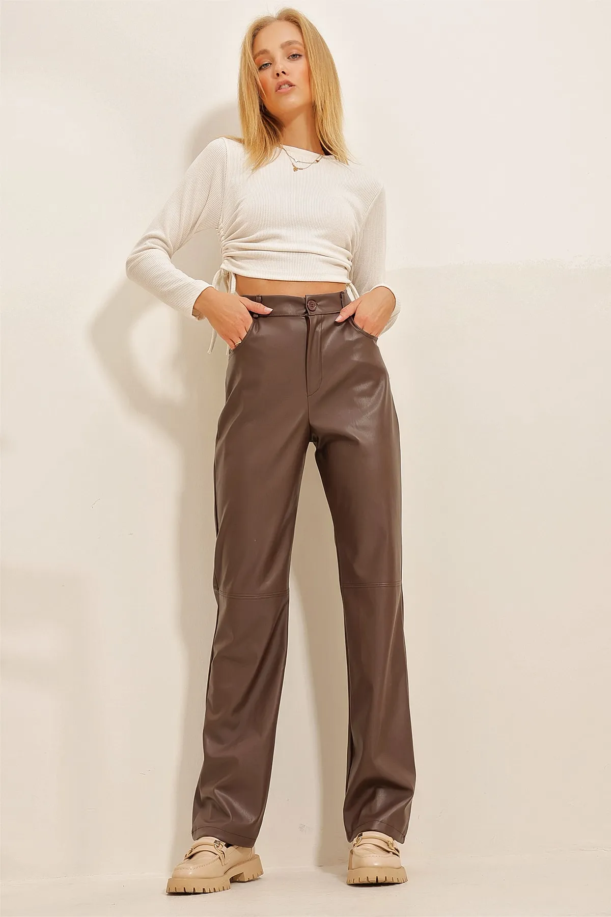 Trend Alaçatı Stili  Braune Palazzo-Hose aus Kunstleder mit Knienaht und Taschen für Damen ALC-X10843