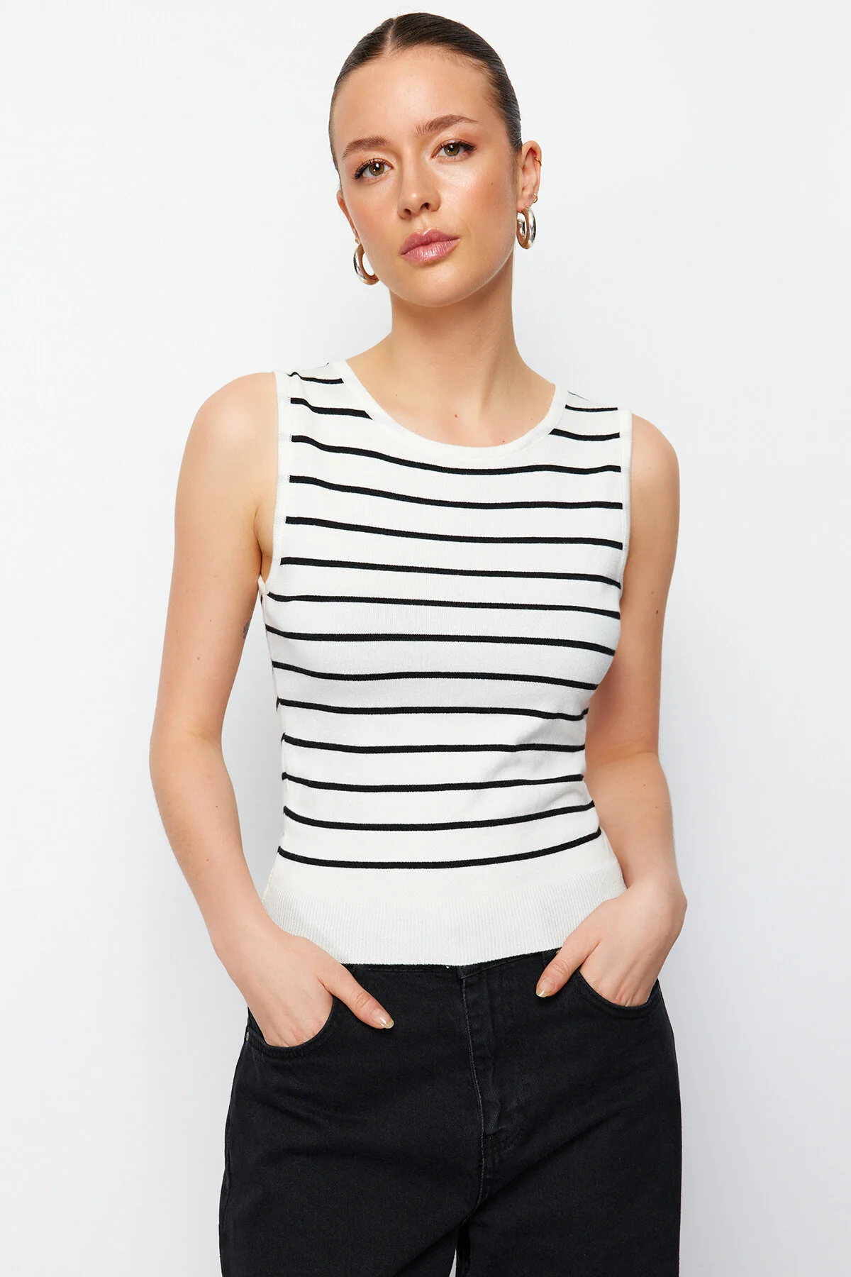 Trendyol Collection  Ecru Premium-Garn/Spezialgarn, gestreifte Strickbluse mit Polokragen TWOSS24BZ00387