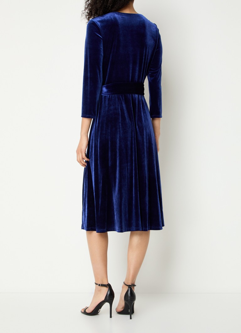 Minivestido cruzado de terciopelo de Ralph Lauren con cinturón del mismo tejido.