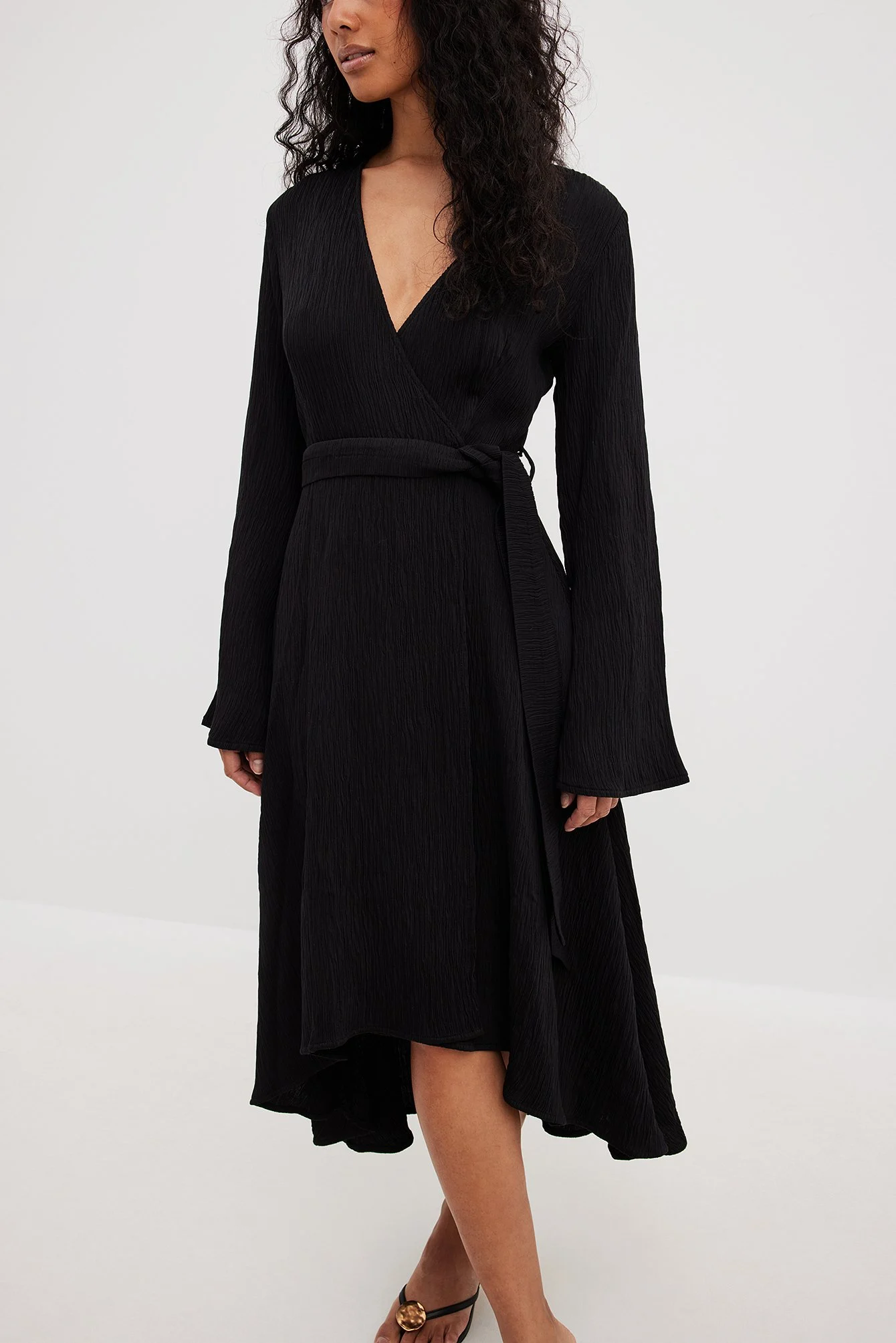 Strukturiertes Kleid mit verlängertem Rücken und gebundener Taille