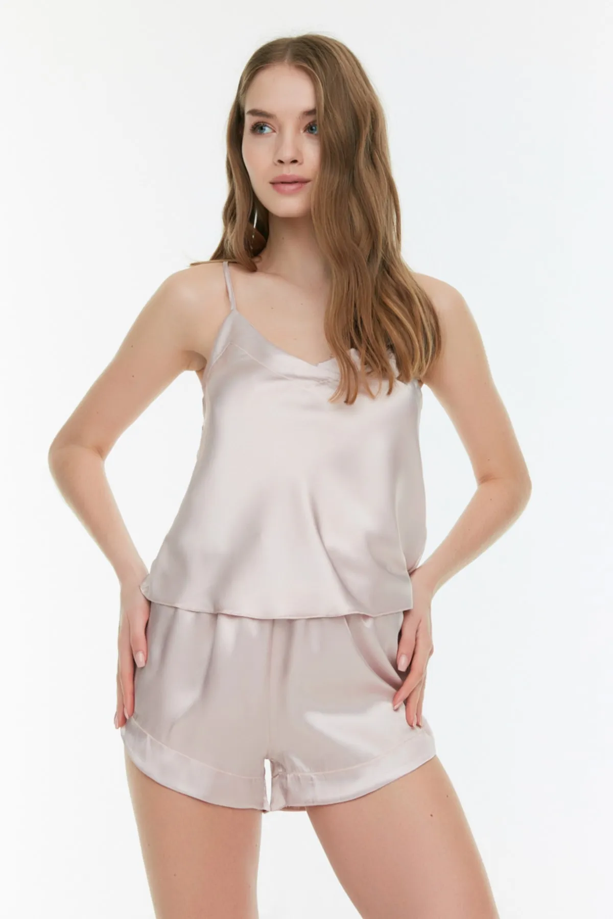 Trendyol Collection  Pyjama-Set aus gewebtem Satin mit Kordelriemen und Puderrückseite THMSS22PT0634