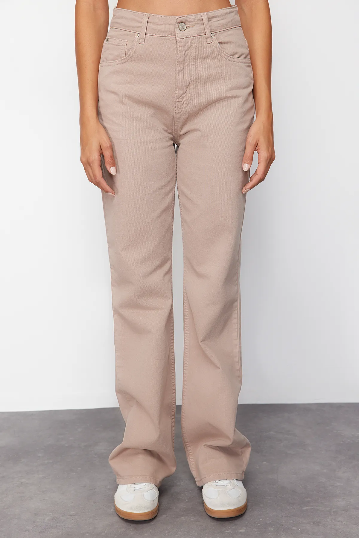 Trendyol Collection  Nerzfarbene Jeans mit weitem Bein und hoher Taille TWOSS23JE00068
