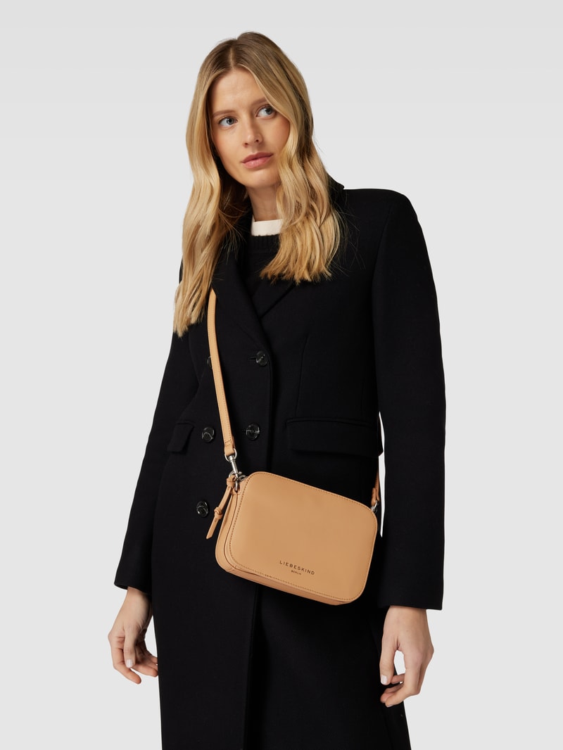 Handtasche aus Leder mit Label-Schriftzug in beige