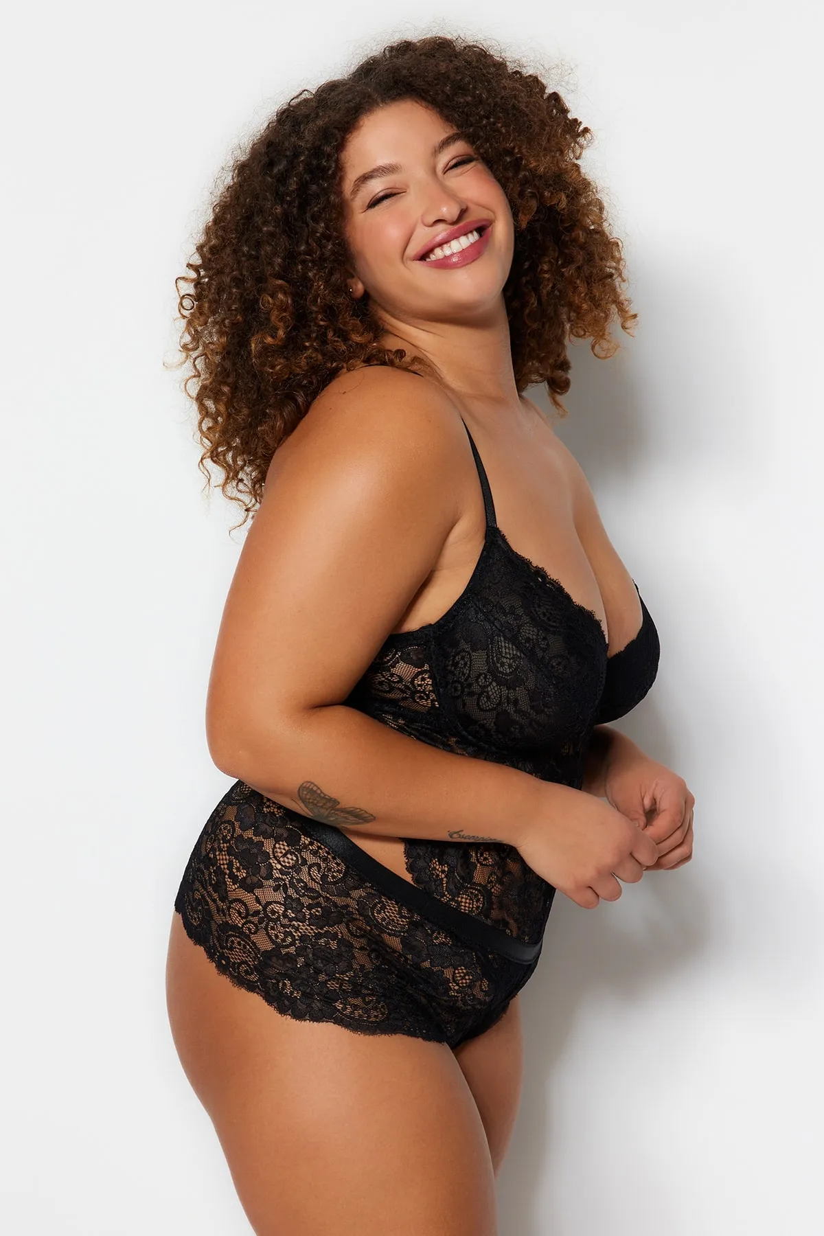Trendyol Curve  Schwarzer Träger-Body aus Spitze in Übergröße TBBAW24CS00000