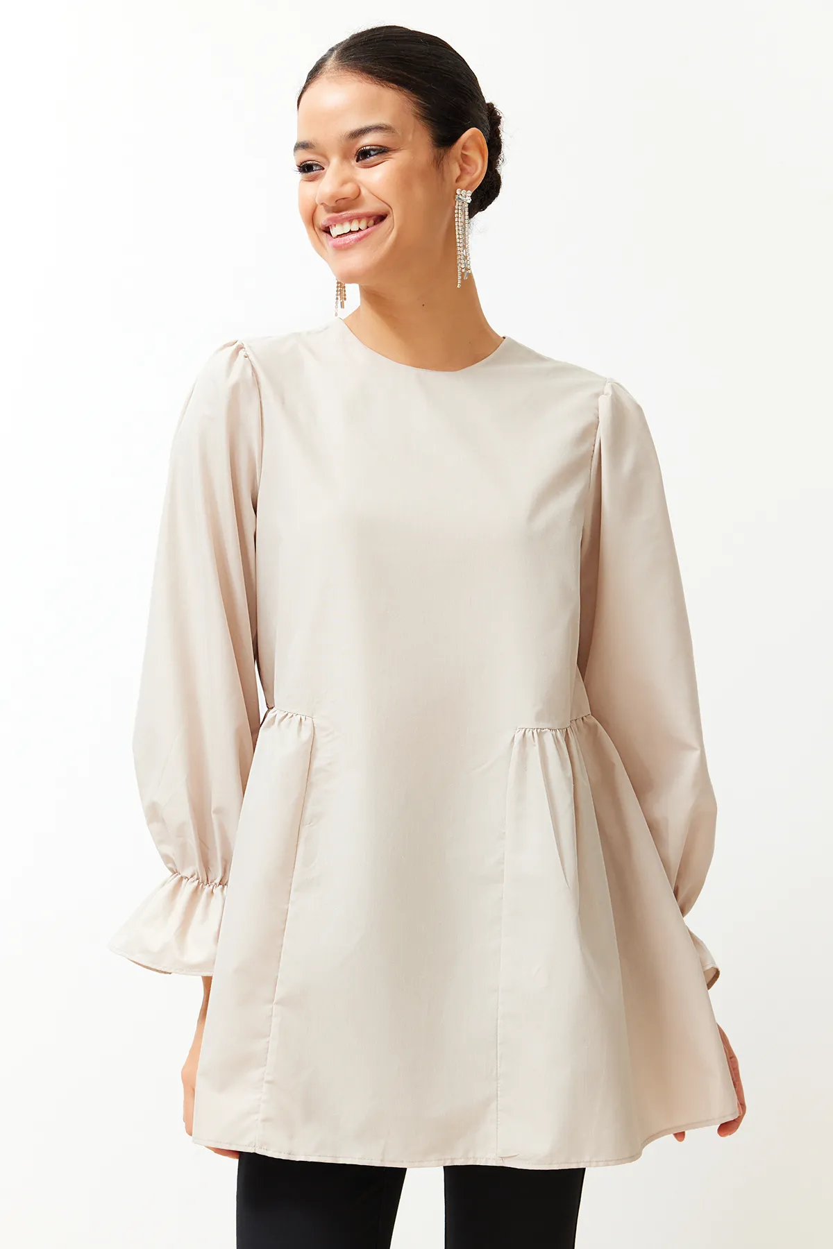 Trendyol Modest  Baumwoll-Tunika mit Perlenkragen und Steindetail TCTSS24UK00002