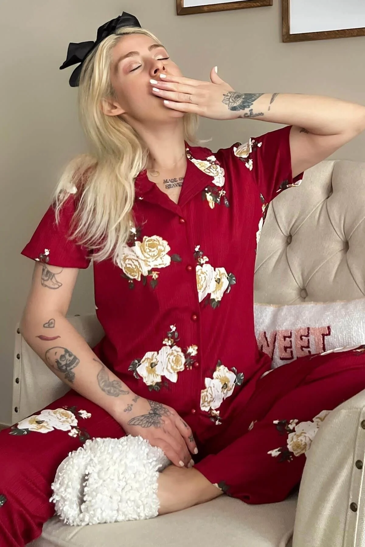 Pijamaevi  Burgunderfarbener Damen-Pyjama mit Blumenmuster, gestrickt, vorne geknöpft, kurzärmlig