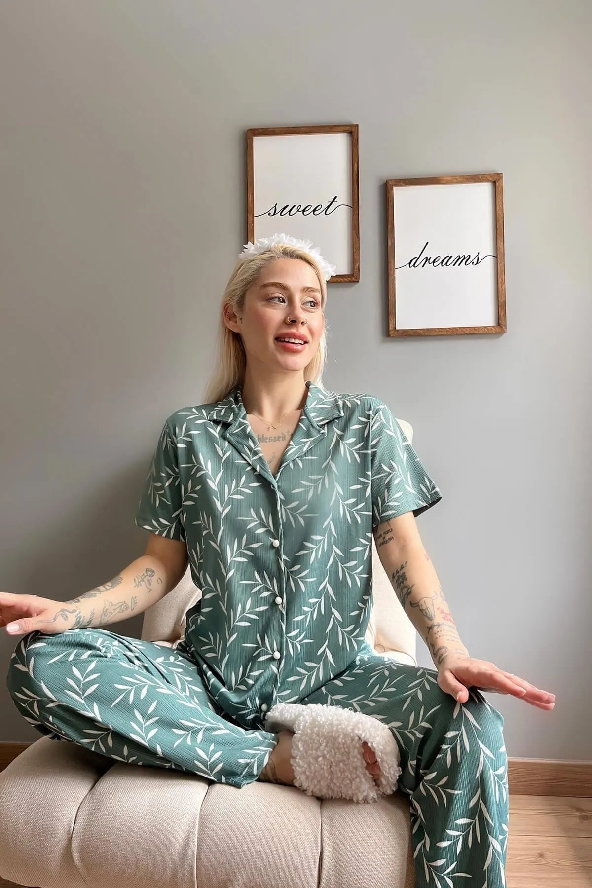 Pijamaevi  Kurzärmliger Damen-Pyjama mit grünem Olivenzweigmuster und gestrickter Vorderseite und Knöpfen