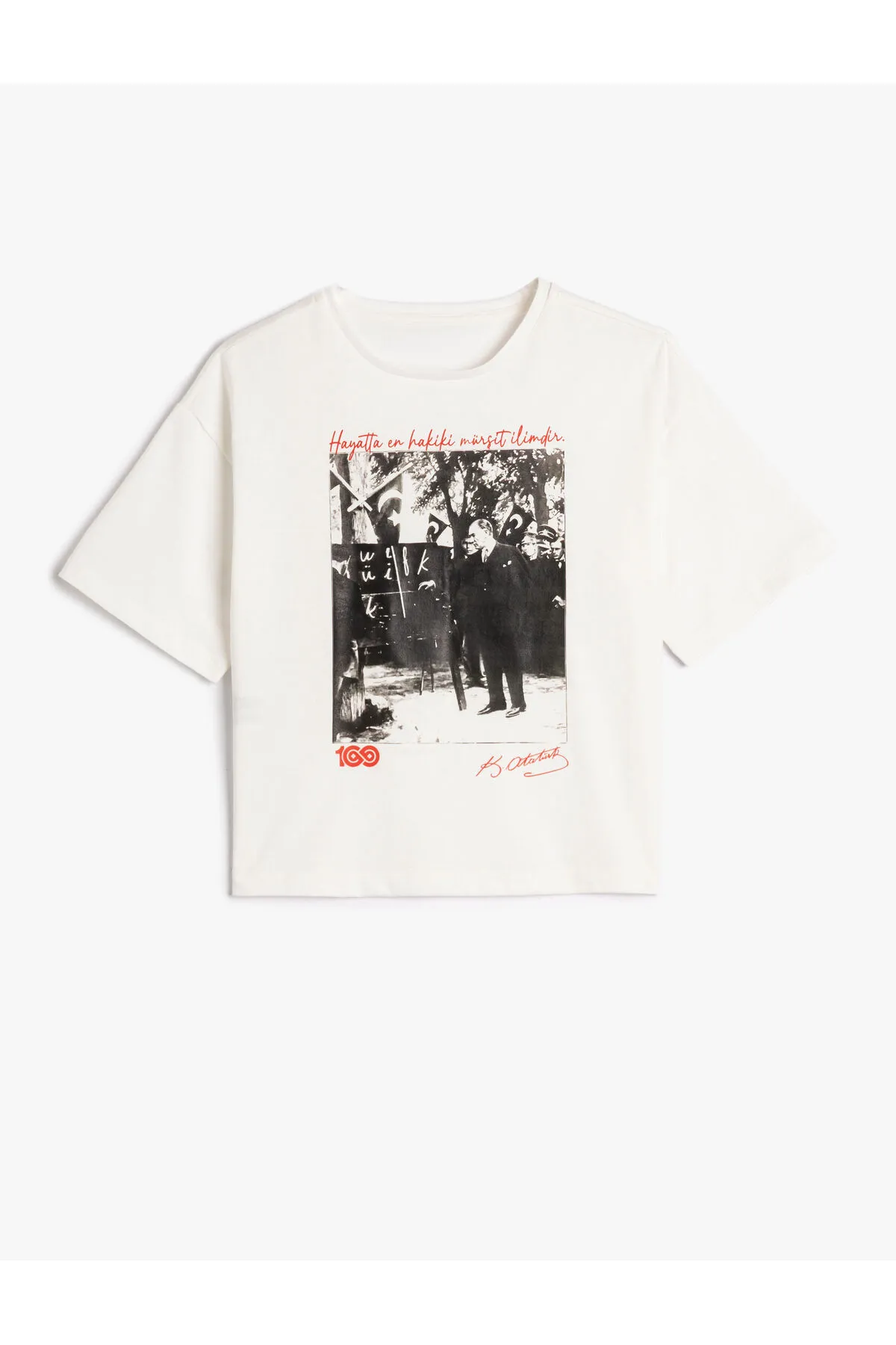 Koton  Atatürk bedrucktes T-Shirt aus Baumwolle mit kurzen Ärmeln und Rundhalsausschnitt