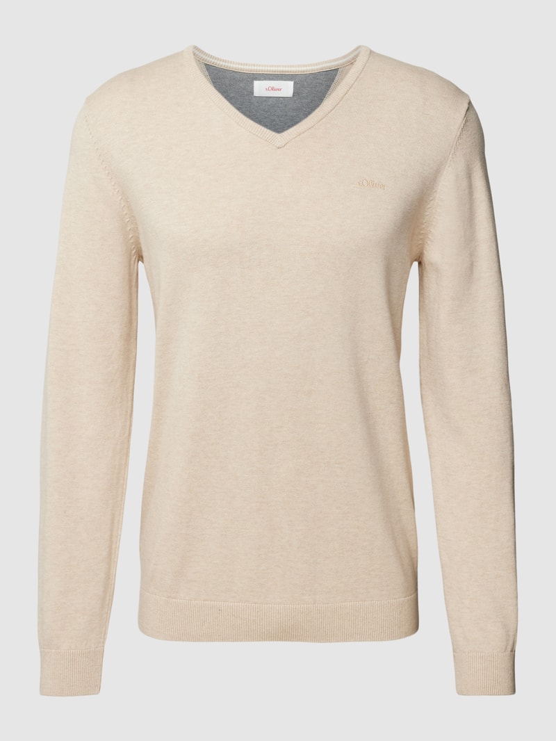 Strickpullover mit V-Ausschnitt in offwhite