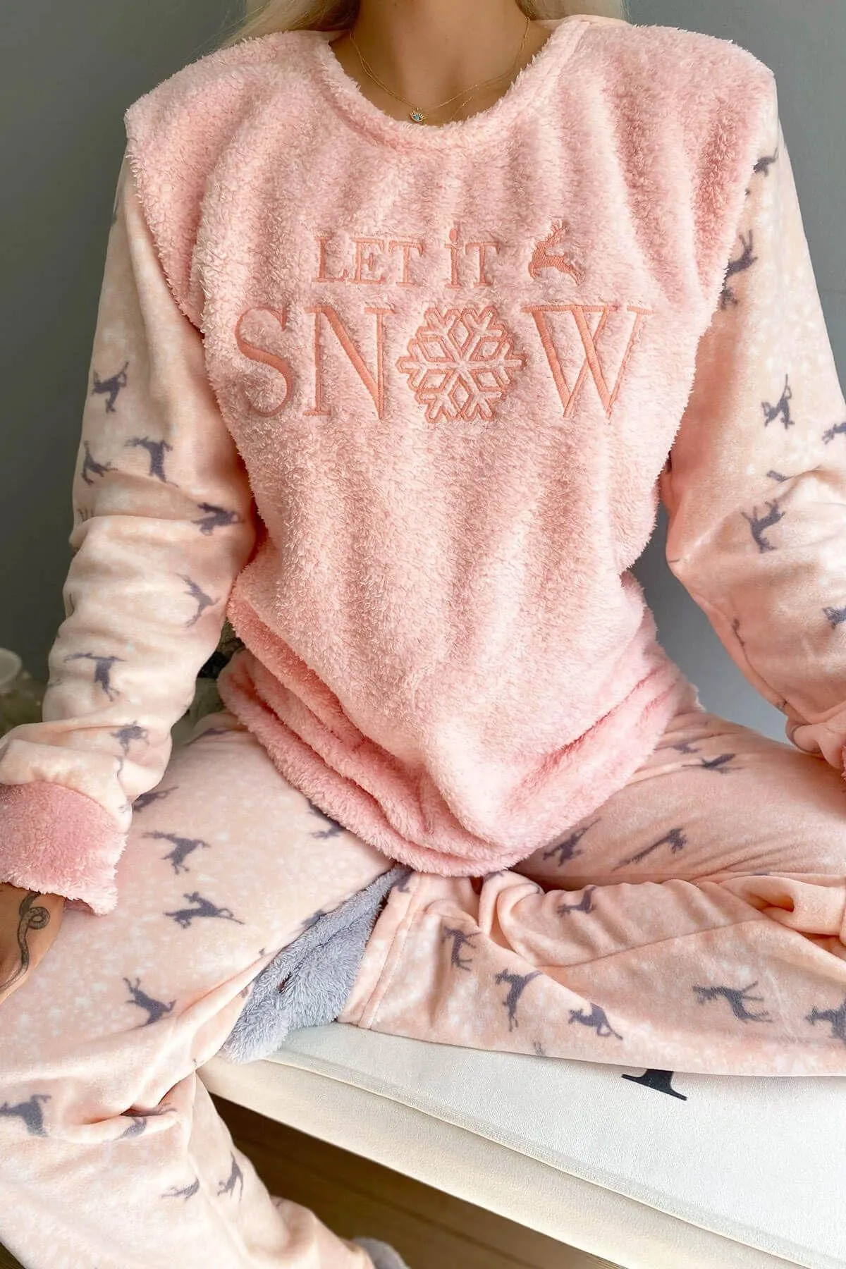 Pijamaevi  Lachsfarbenes Let It Snow-gemustertes Plüsch-Pyjama-Set für Damen