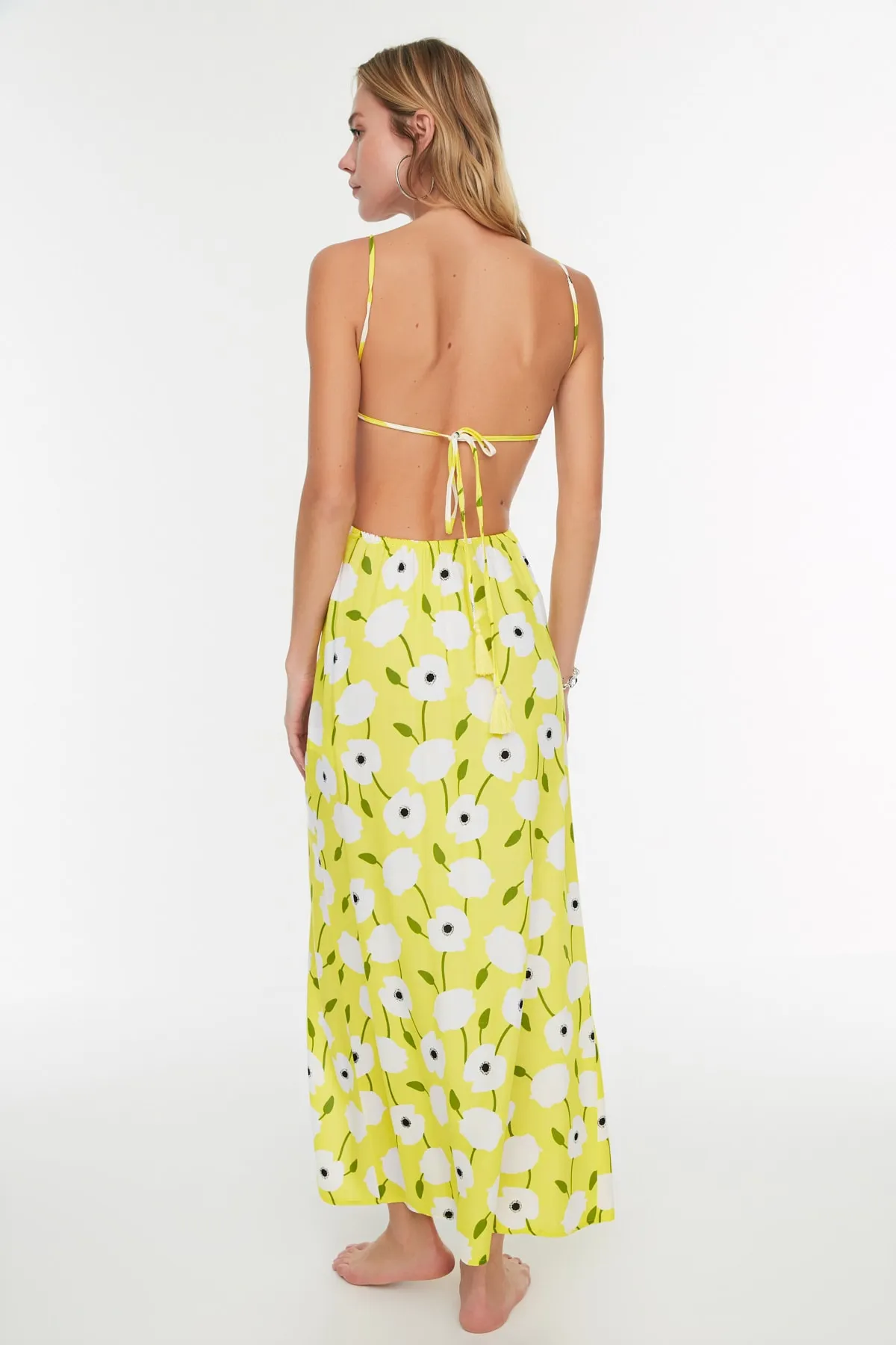 Trendyol Collection  Blumengemustertes, detailliertes Strandkleid mit Ausschnitten TBESS21EL1350