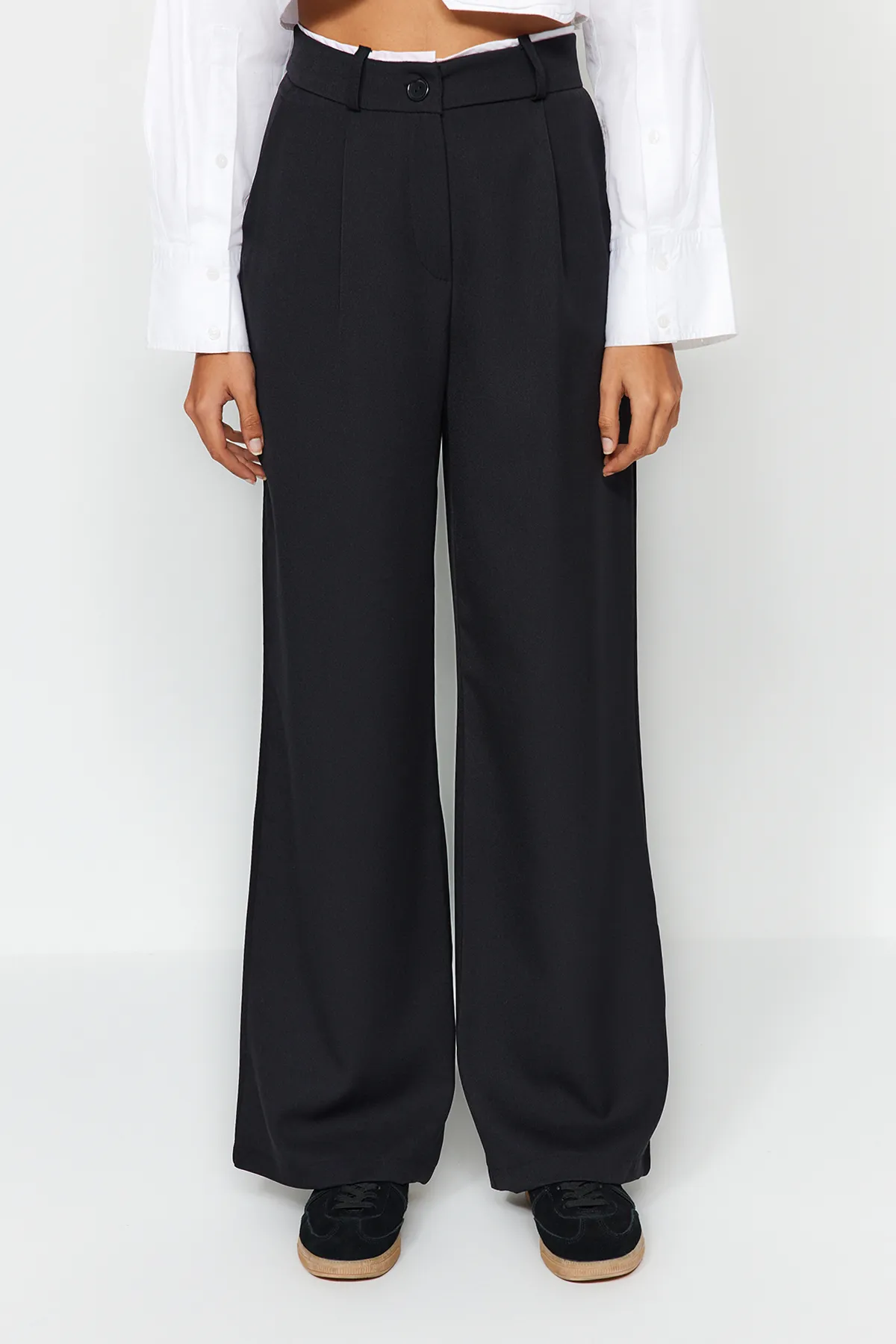 Trendyol Collection  Schwarze Webhose mit weitem Bein und Gürteldetail TWOAW24PL00341