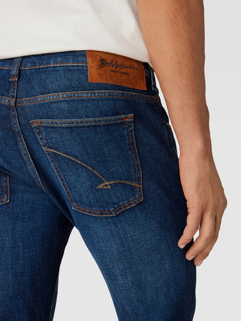 Jeans mit Kontrastnähten Modell 'John Neuer' in marineblau