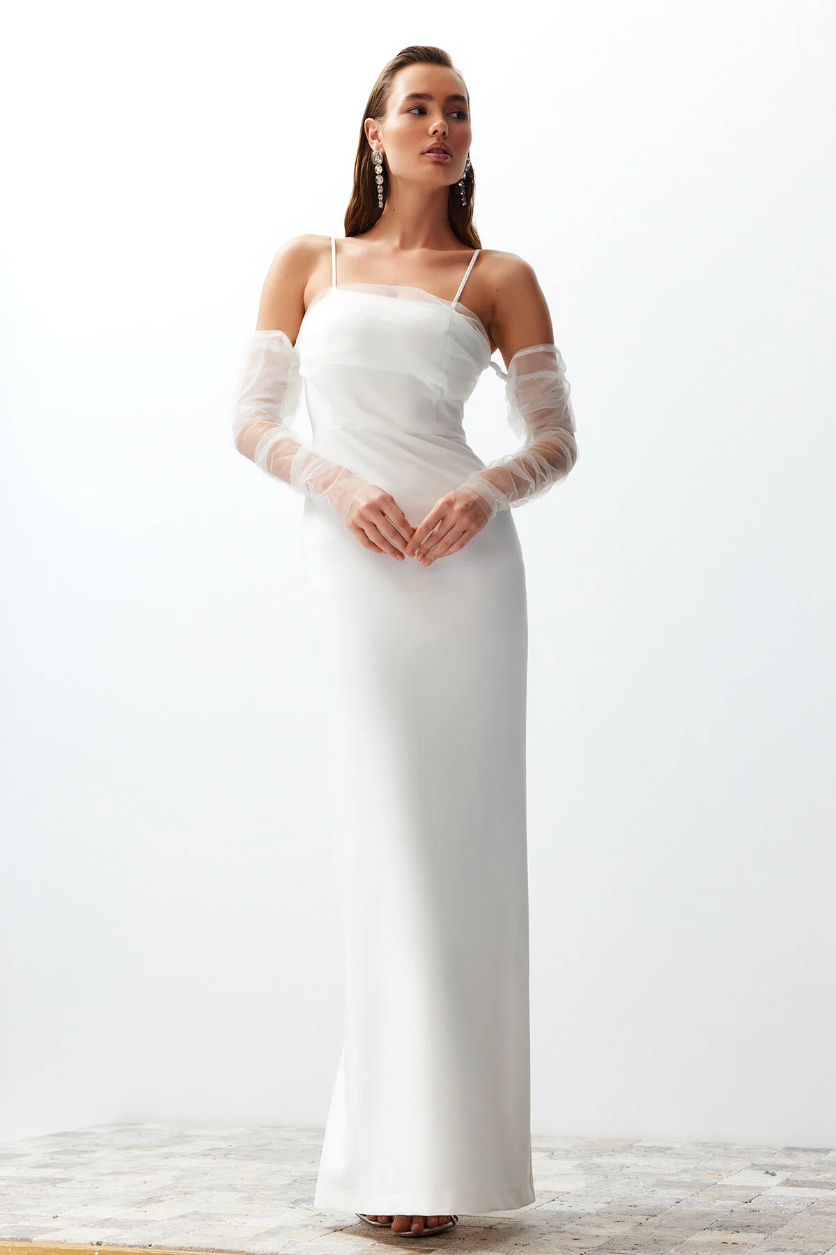 Trendyol Collection  Weißes, körperbetontes, gewebtes, gefüttertes Hochzeits-/Nikah-Brautabendkleid in Weiß TPRSS24AE00016